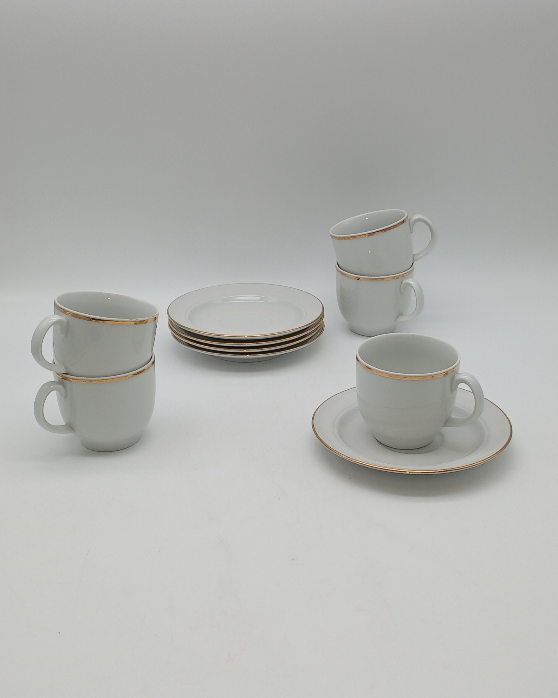 Voir photo 2 de Lot de 5 tasses et soucoupes vintage en porcelaine blanche et dorure - JLMENAU RDA (Allemagne de l'Est) Lot de 5 tasses et soucoupes vintage en porcelaine blanche et dorure - JLMENAU RDA (Allemagne de l'Est) reconditionné photo 2