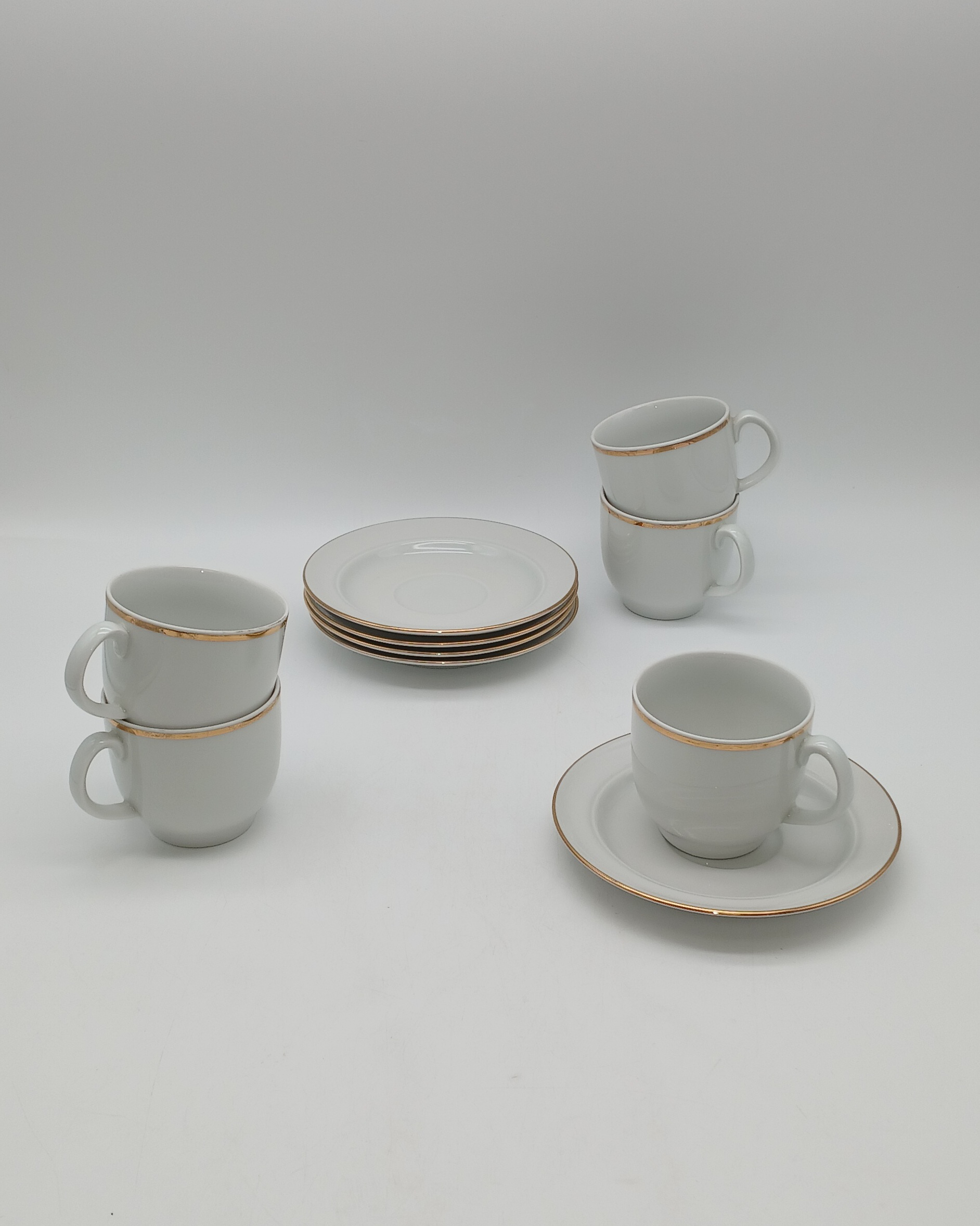 Voir photo 3 de Lot de 5 tasses et soucoupes vintage en porcelaine blanche et dorure - JLMENAU RDA (Allemagne de l'Est) Lot de 5 tasses et soucoupes vintage en porcelaine blanche et dorure - JLMENAU RDA (Allemagne de l'Est) reconditionné photo 3