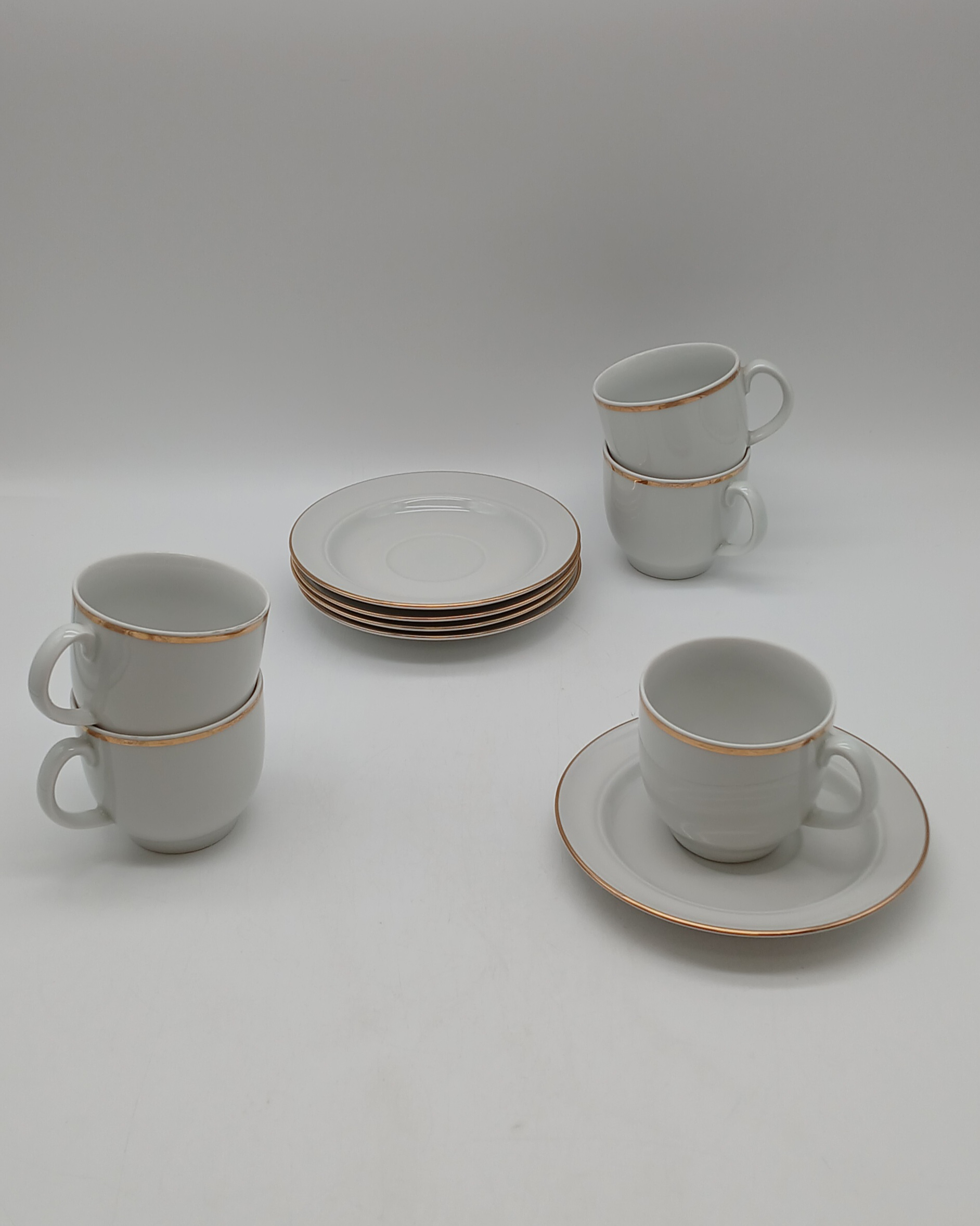 Voir photo 4 de Lot de 5 tasses et soucoupes vintage en porcelaine blanche et dorure - JLMENAU RDA (Allemagne de l'Est) Lot de 5 tasses et soucoupes vintage en porcelaine blanche et dorure - JLMENAU RDA (Allemagne de l'Est) reconditionné photo 4
