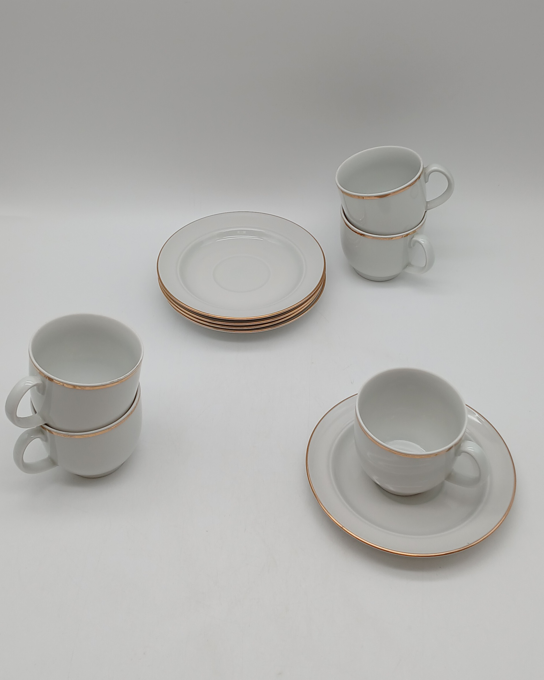 Voir photo 5 de Lot de 5 tasses et soucoupes vintage en porcelaine blanche et dorure - JLMENAU RDA (Allemagne de l'Est) Lot de 5 tasses et soucoupes vintage en porcelaine blanche et dorure - JLMENAU RDA (Allemagne de l'Est) reconditionné photo 5