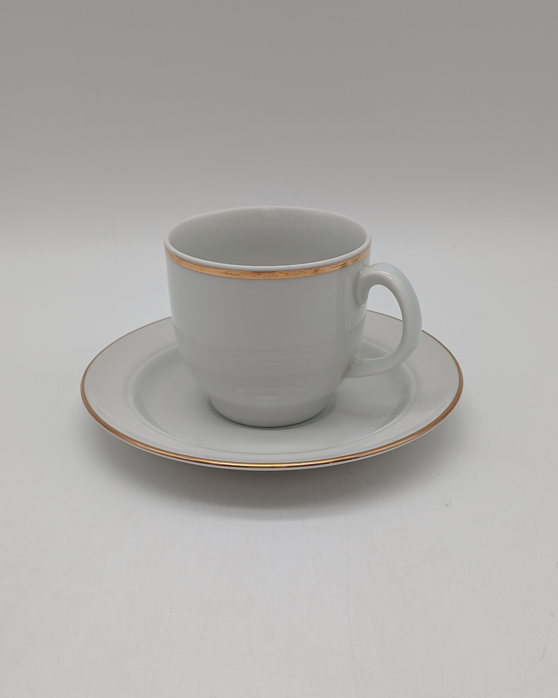 Voir photo 6 de Lot de 5 tasses et soucoupes vintage en porcelaine blanche et dorure - JLMENAU RDA (Allemagne de l'Est) Lot de 5 tasses et soucoupes vintage en porcelaine blanche et dorure - JLMENAU RDA (Allemagne de l'Est) reconditionné photo 6