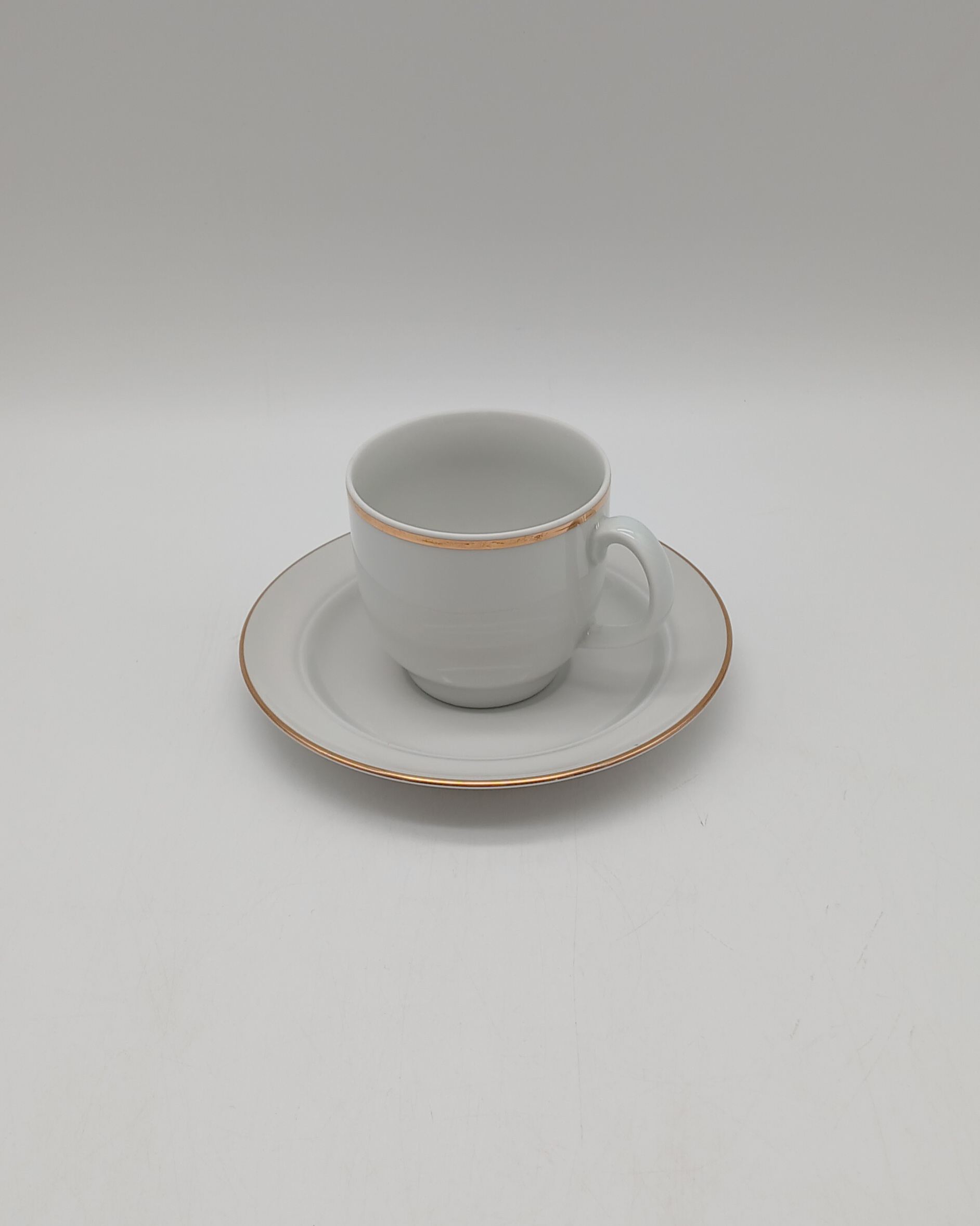 Voir photo 7 de Lot de 5 tasses et soucoupes vintage en porcelaine blanche et dorure - JLMENAU RDA (Allemagne de l'Est) Lot de 5 tasses et soucoupes vintage en porcelaine blanche et dorure - JLMENAU RDA (Allemagne de l'Est) reconditionné photo 7