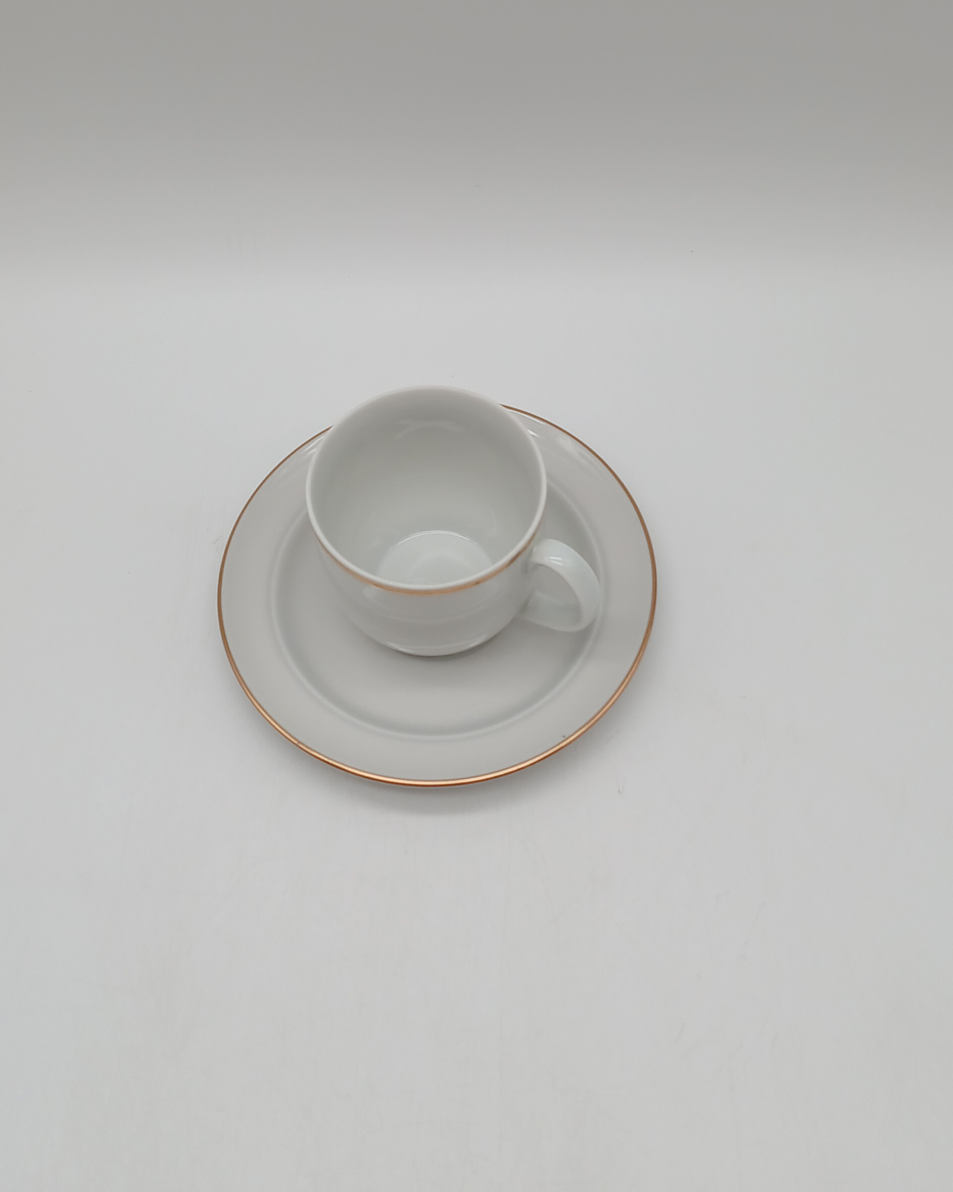 Voir photo 8 de Lot de 5 tasses et soucoupes vintage en porcelaine blanche et dorure - JLMENAU RDA (Allemagne de l'Est) Lot de 5 tasses et soucoupes vintage en porcelaine blanche et dorure - JLMENAU RDA (Allemagne de l'Est) reconditionné photo 8