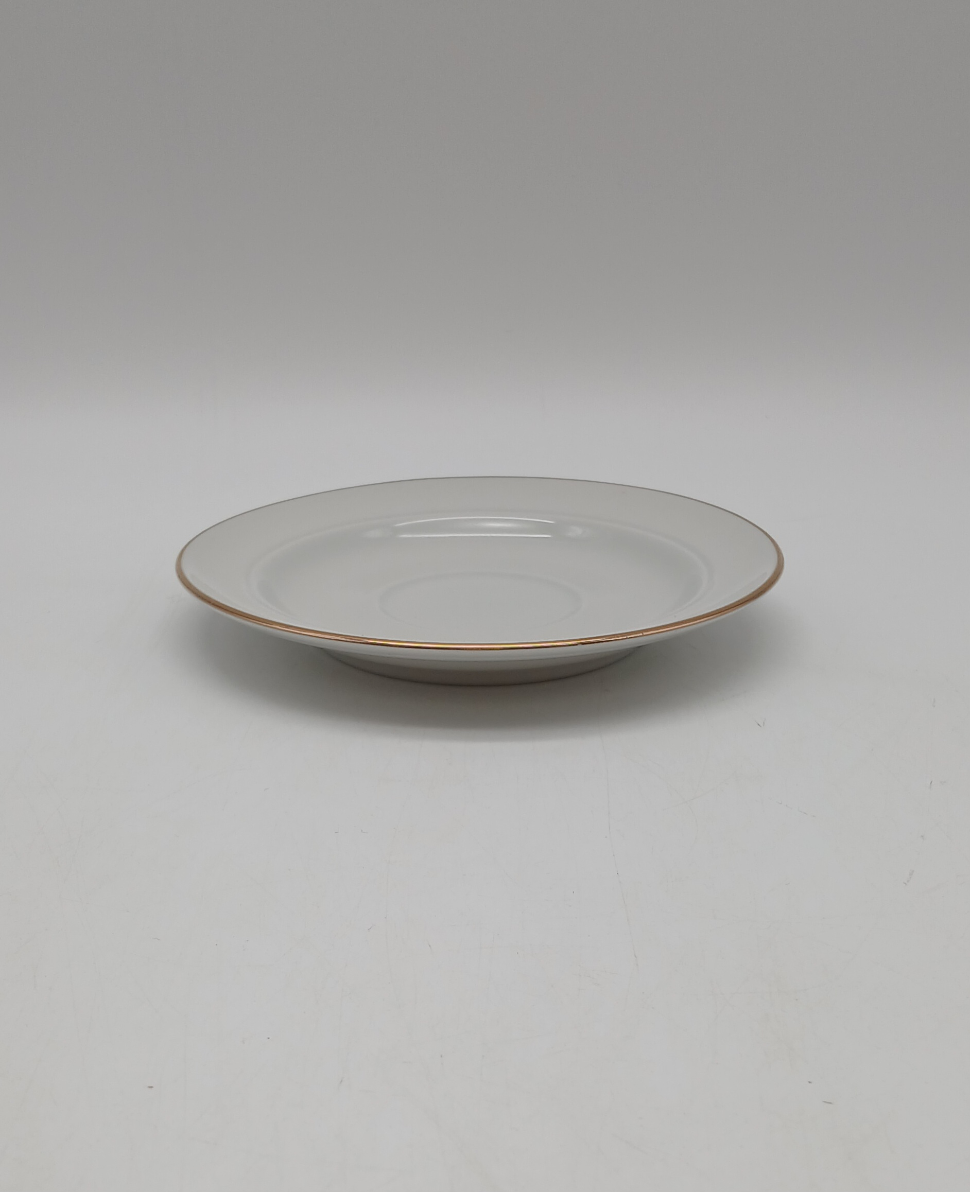 Voir photo 9 de Lot de 5 tasses et soucoupes vintage en porcelaine blanche et dorure - JLMENAU RDA (Allemagne de l'Est) Lot de 5 tasses et soucoupes vintage en porcelaine blanche et dorure - JLMENAU RDA (Allemagne de l'Est) reconditionné photo 9