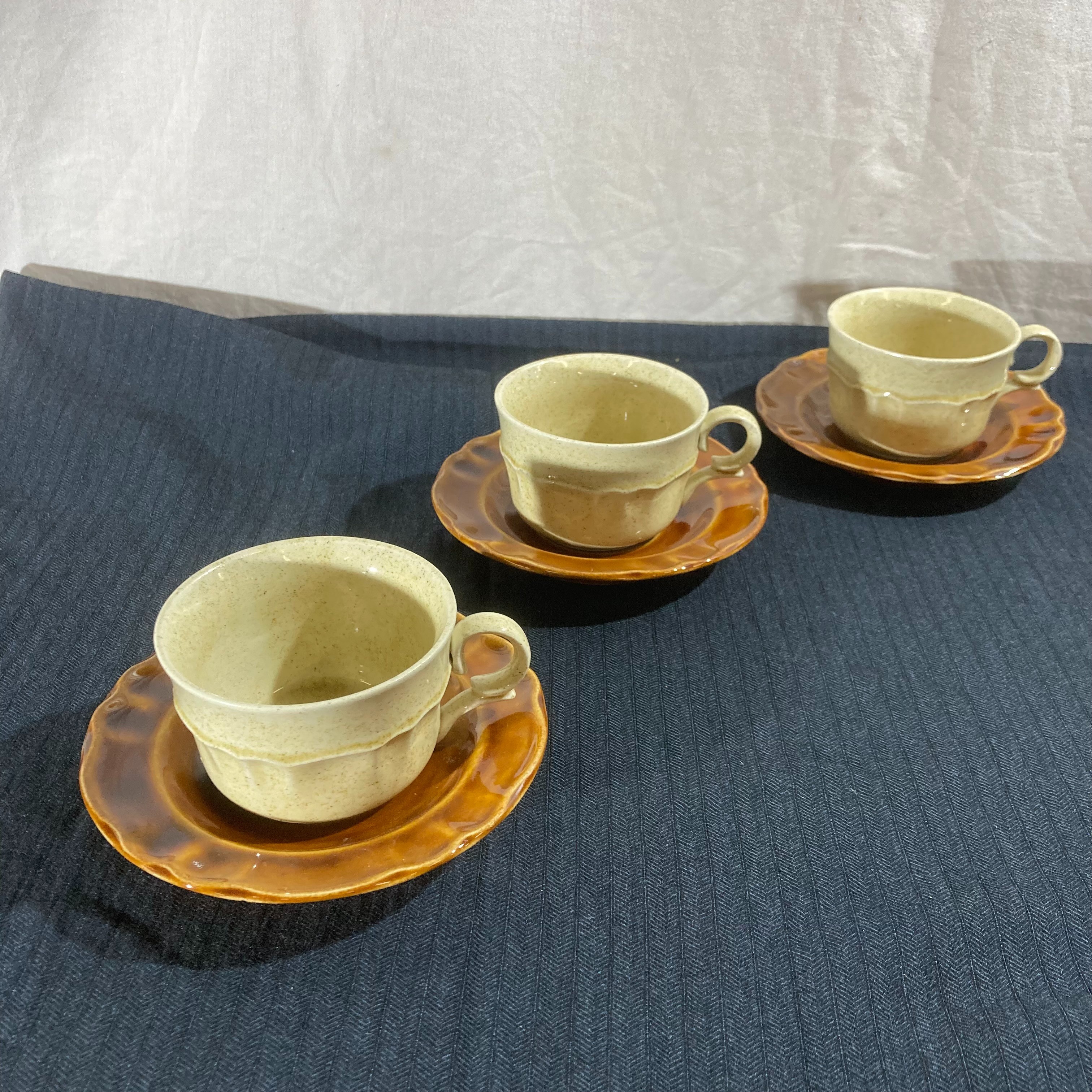 Voir photo 2 de Lot de 5 tasses et sous-tasses Vintage – Style Grès Moucheté & Céramique Ambrée Lot de 5 tasses et sous-tasses Vintage – Style Grès Moucheté & Céramique Ambrée Très bon état reconditionné photo 2