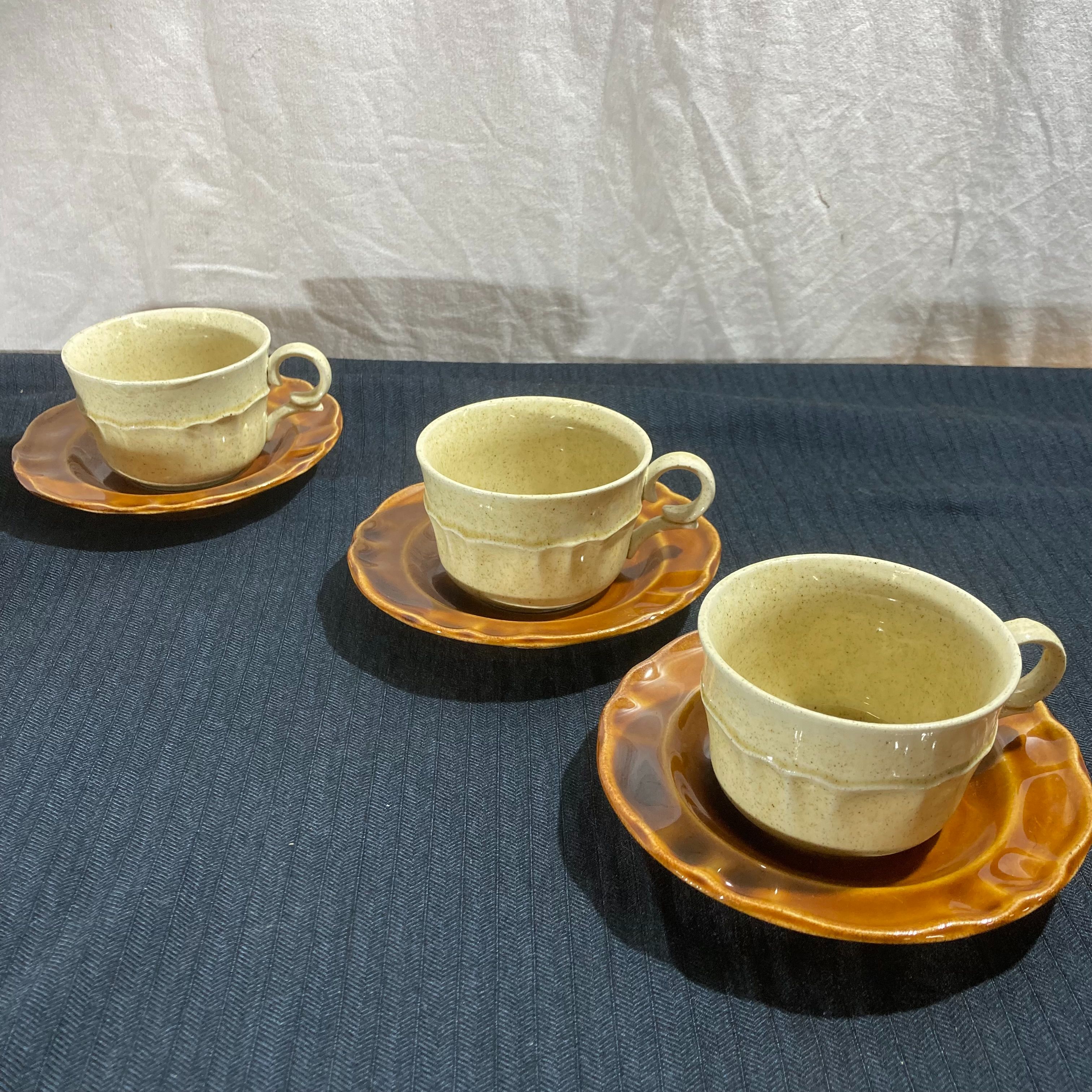 Voir photo 3 de Lot de 5 tasses et sous-tasses Vintage – Style Grès Moucheté & Céramique Ambrée Lot de 5 tasses et sous-tasses Vintage – Style Grès Moucheté & Céramique Ambrée Très bon état reconditionné photo 3