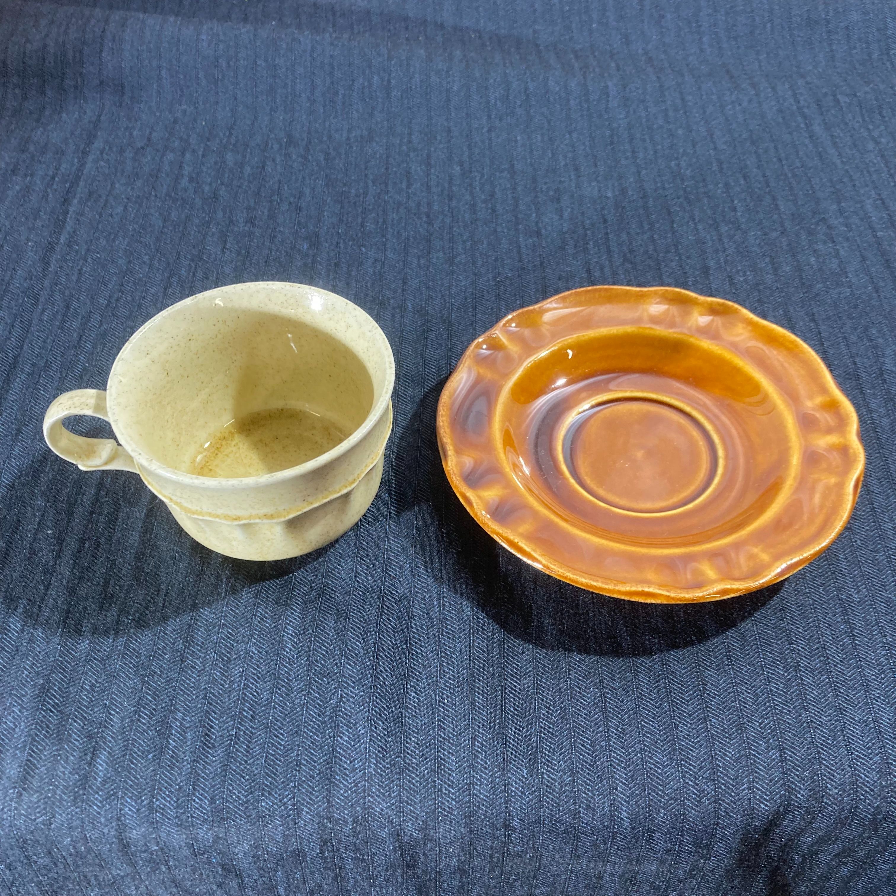 Voir photo 5 de Lot de 5 tasses et sous-tasses Vintage – Style Grès Moucheté & Céramique Ambrée Lot de 5 tasses et sous-tasses Vintage – Style Grès Moucheté & Céramique Ambrée Très bon état reconditionné photo 5