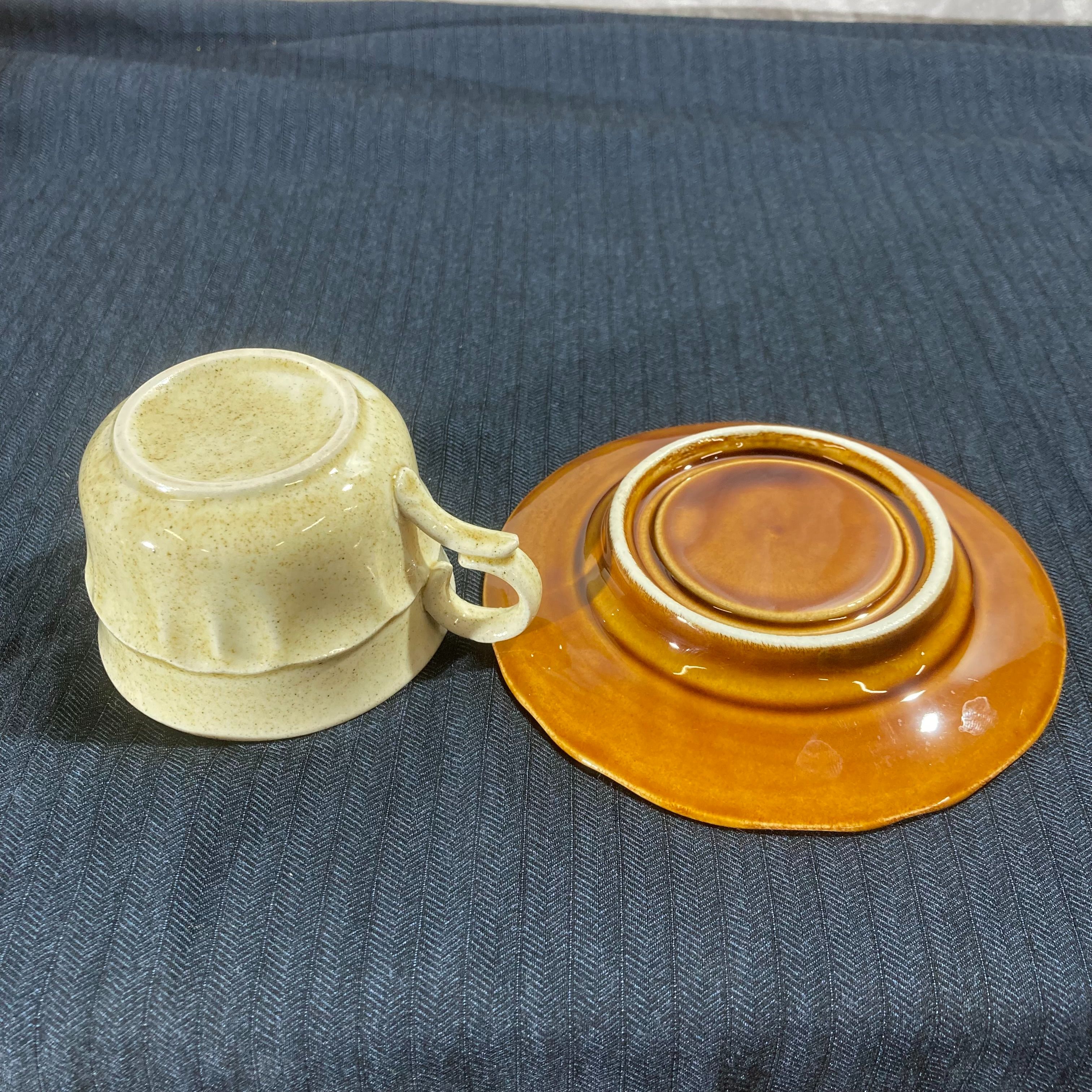 Voir photo 6 de Lot de 5 tasses et sous-tasses Vintage – Style Grès Moucheté & Céramique Ambrée Lot de 5 tasses et sous-tasses Vintage – Style Grès Moucheté & Céramique Ambrée Très bon état reconditionné photo 6