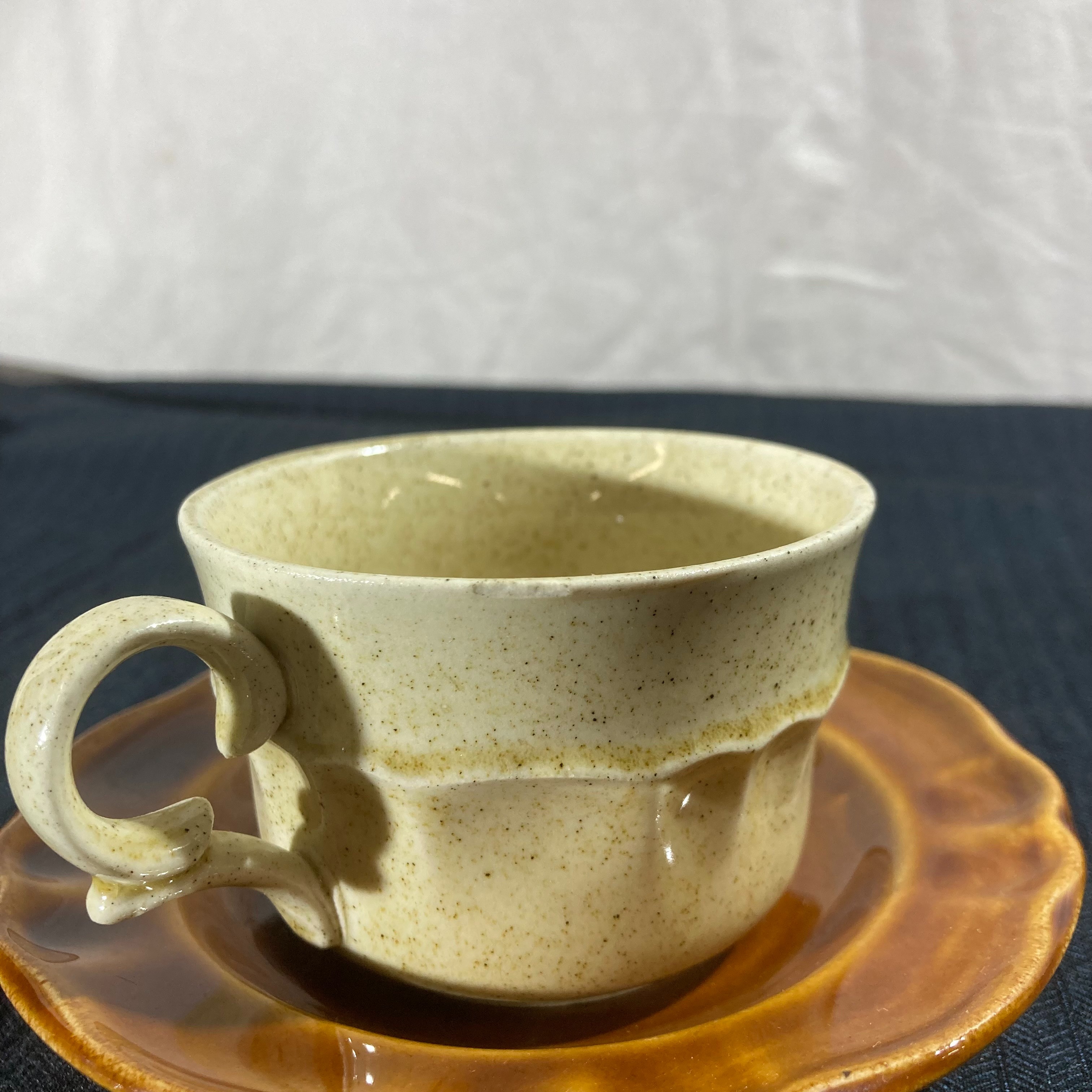 Voir photo 7 de Lot de 5 tasses et sous-tasses Vintage – Style Grès Moucheté & Céramique Ambrée Lot de 5 tasses et sous-tasses Vintage – Style Grès Moucheté & Céramique Ambrée Très bon état reconditionné photo 7