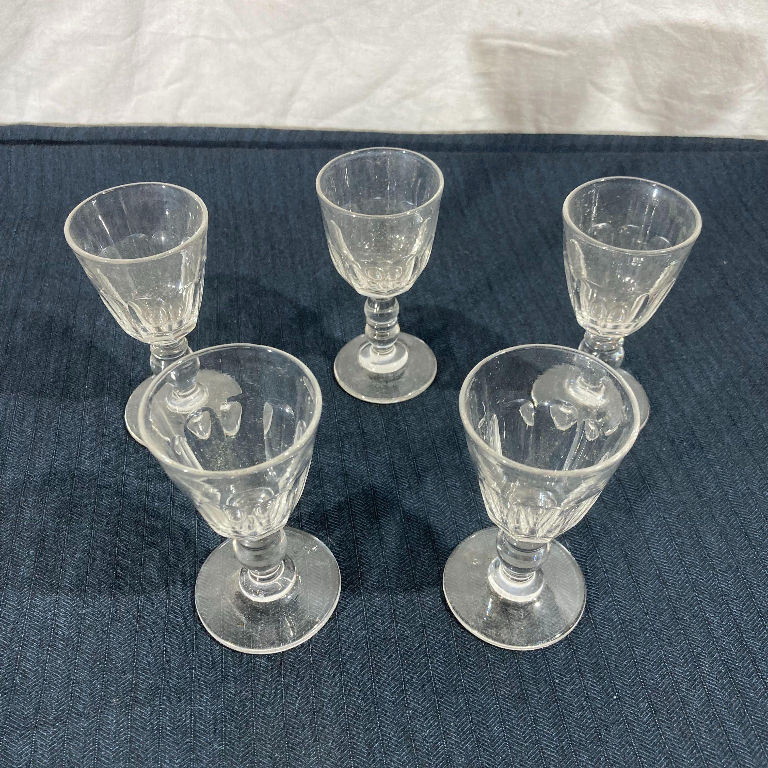 Voir photo 2 de Lot de 5 verres à liqueur en cristal (4 + 1 dépareillé) Lot de 5 verres à liqueur en cristal (4 + 1 dépareillé) Très bon état reconditionné photo 2