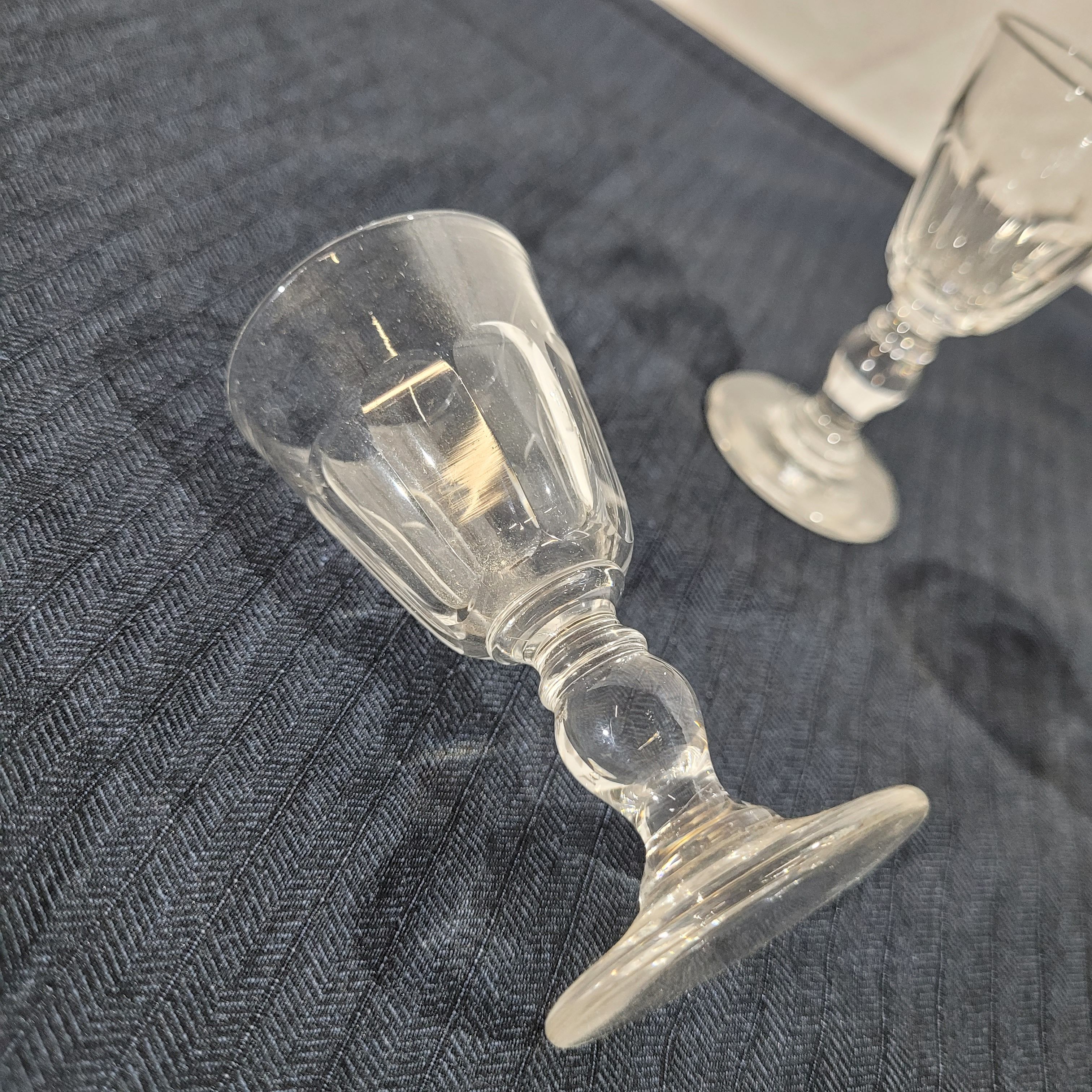 Voir photo 3 de Lot de 5 verres à liqueur en cristal (4 + 1 dépareillé) Lot de 5 verres à liqueur en cristal (4 + 1 dépareillé) Très bon état reconditionné photo 3