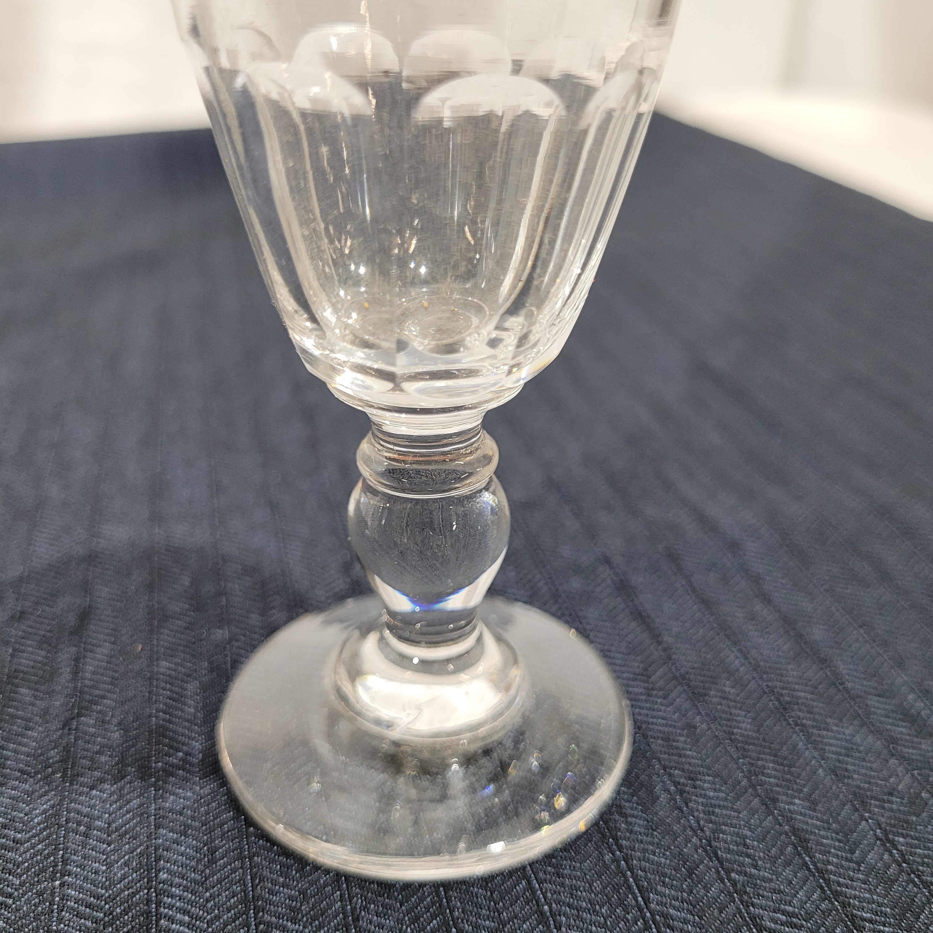 Voir photo 4 de Lot de 5 verres à liqueur en cristal (4 + 1 dépareillé) Lot de 5 verres à liqueur en cristal (4 + 1 dépareillé) Très bon état reconditionné photo 4