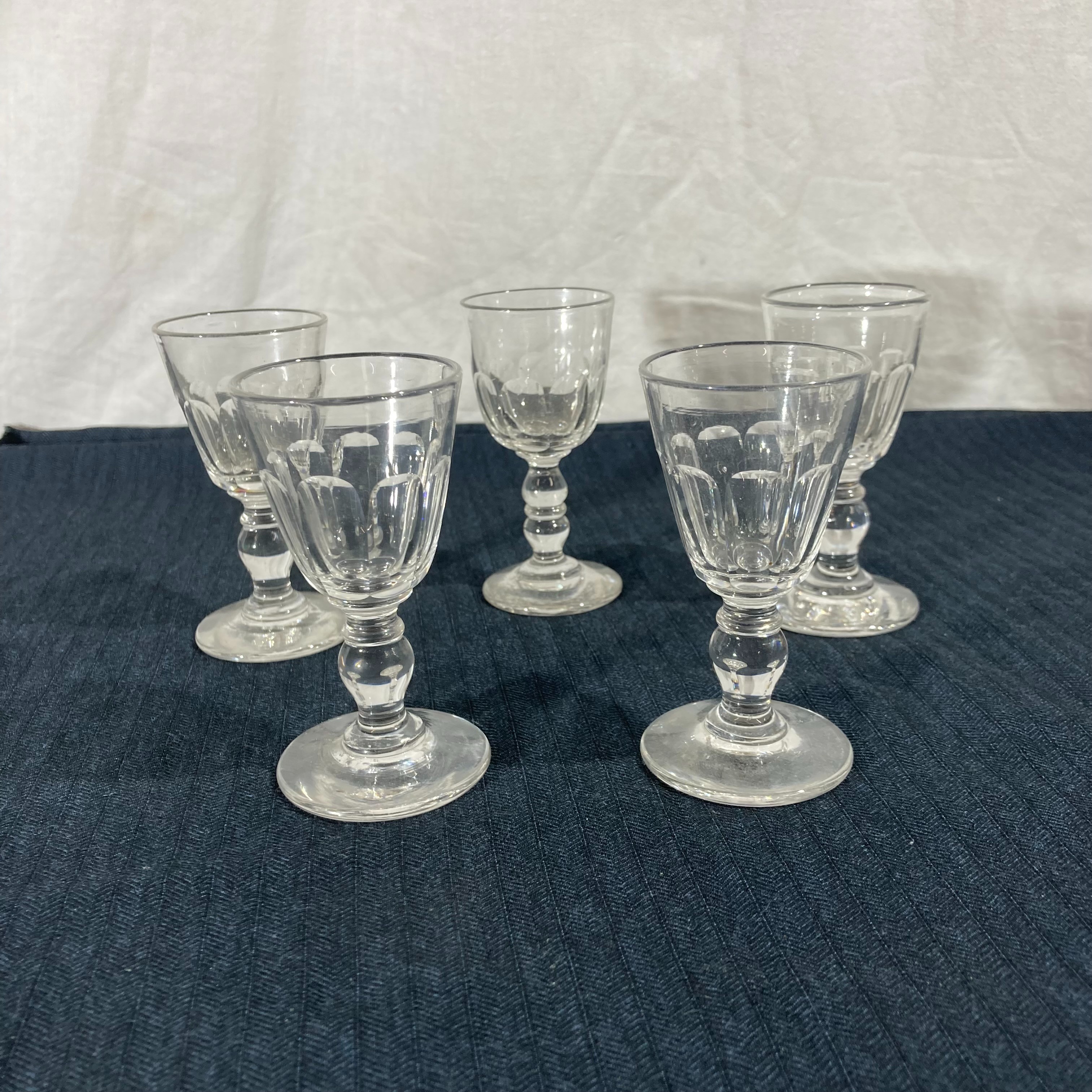 Lot de 5 verres à liqueur en cristal (4 + 1 dépareillé) Très bon état - 15,00 € Lot de 5 verres à liqueur en cristal (4 + 1 dépareillé) Très bon état reconditionné disponible sur Label Emmaüs