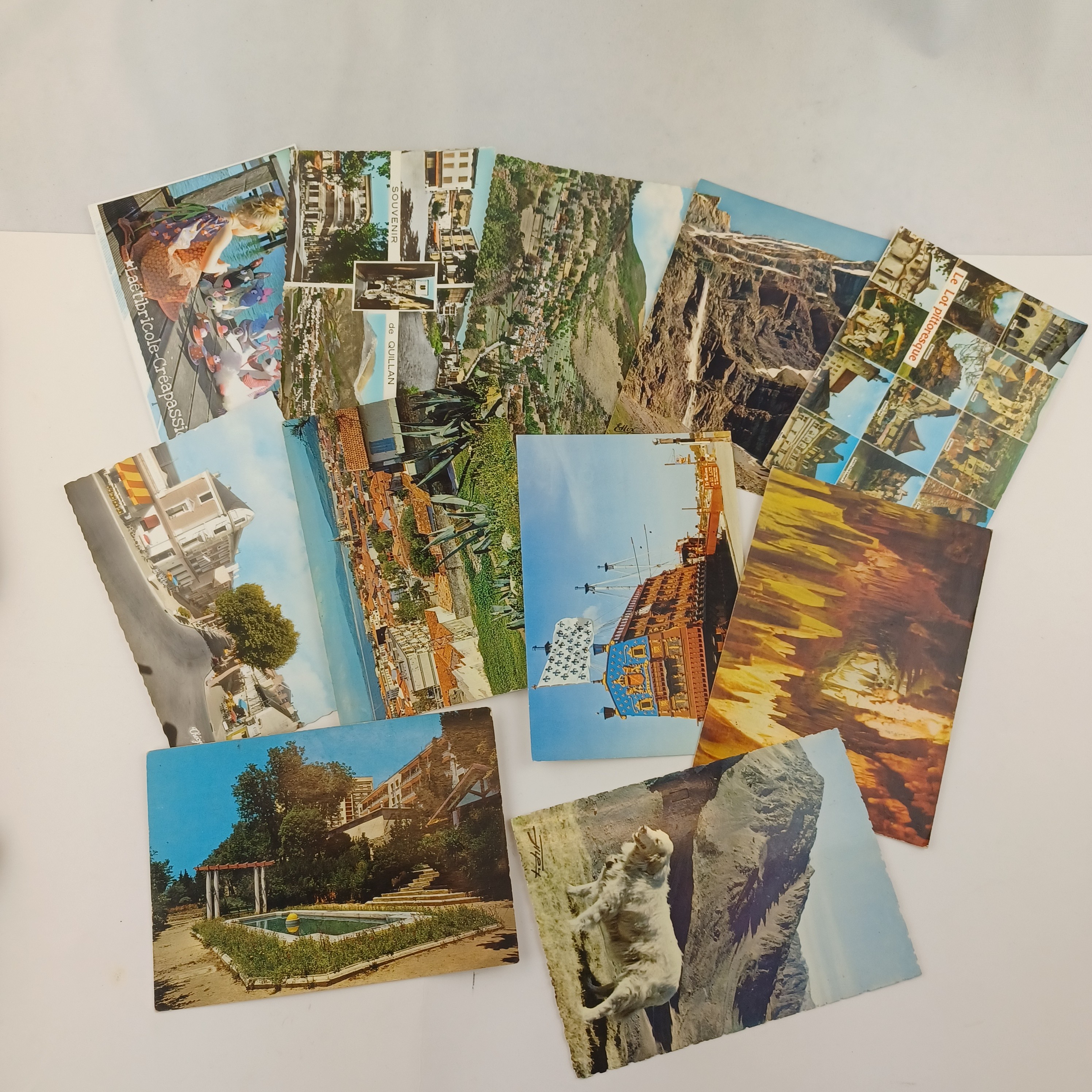 Voir photo 2 de Lot de 50 cartes postales (mélange de banales et de plus rares) Lot de 50 cartes postales (mélange de banales et de plus rares) Très bon état reconditionné photo 2