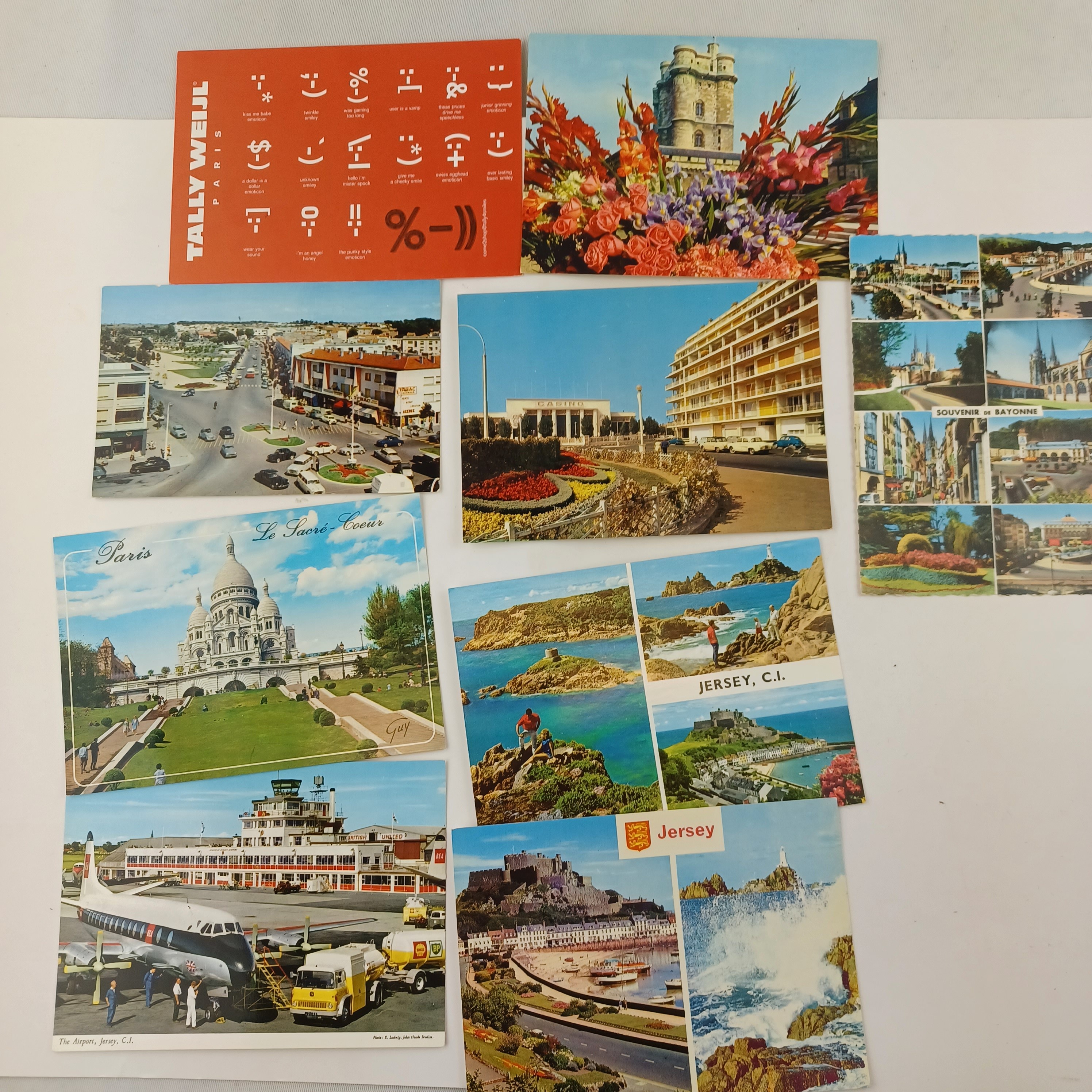 Voir photo 3 de Lot de 50 cartes postales (mélange de banales et de plus rares) Lot de 50 cartes postales (mélange de banales et de plus rares) Très bon état reconditionné photo 3