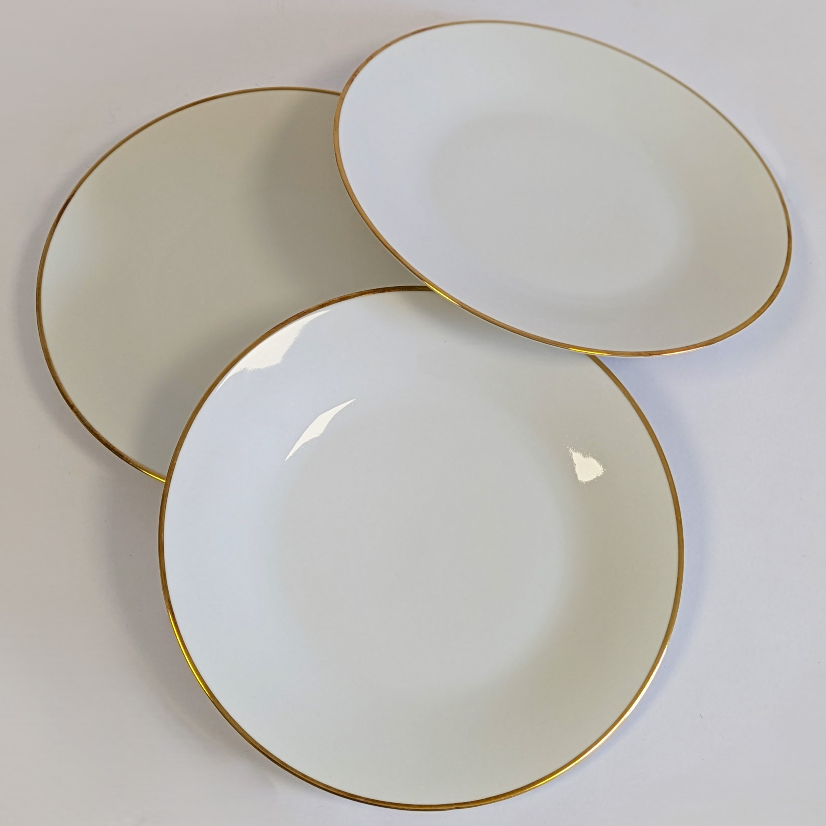 Voir photo 2 de Lot de 6 assiettes plates Hutschenreuther / Porcelaine Bavaria - Liséré doré - 20 cm. Lot de 6 assiettes plates Hutschenreuther / Porcelaine Bavaria - Liséré doré - 20 cm. Très bon état reconditionné photo 2
