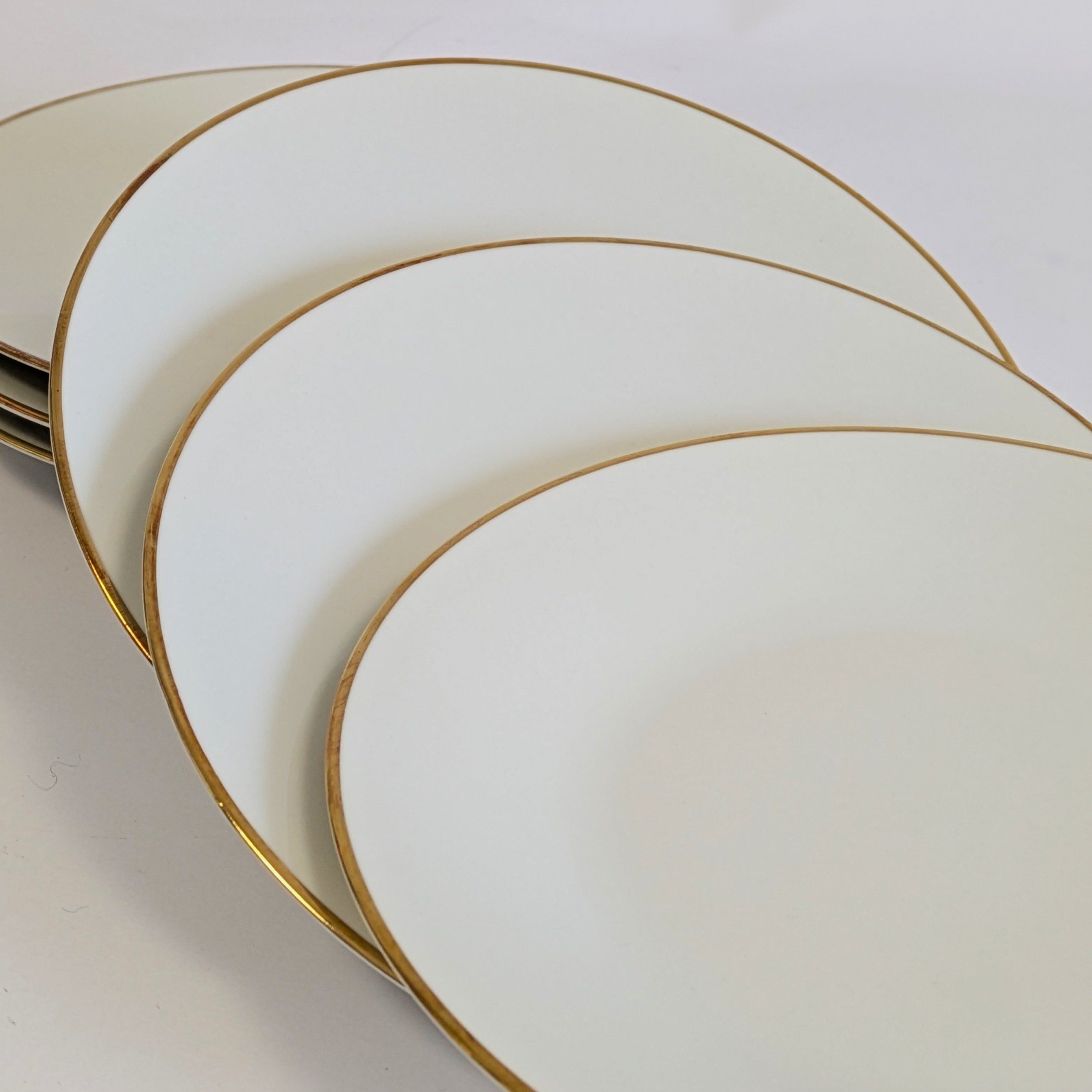 Voir photo 3 de Lot de 6 assiettes plates Hutschenreuther / Porcelaine Bavaria - Liséré doré - 20 cm. Lot de 6 assiettes plates Hutschenreuther / Porcelaine Bavaria - Liséré doré - 20 cm. Très bon état reconditionné photo 3