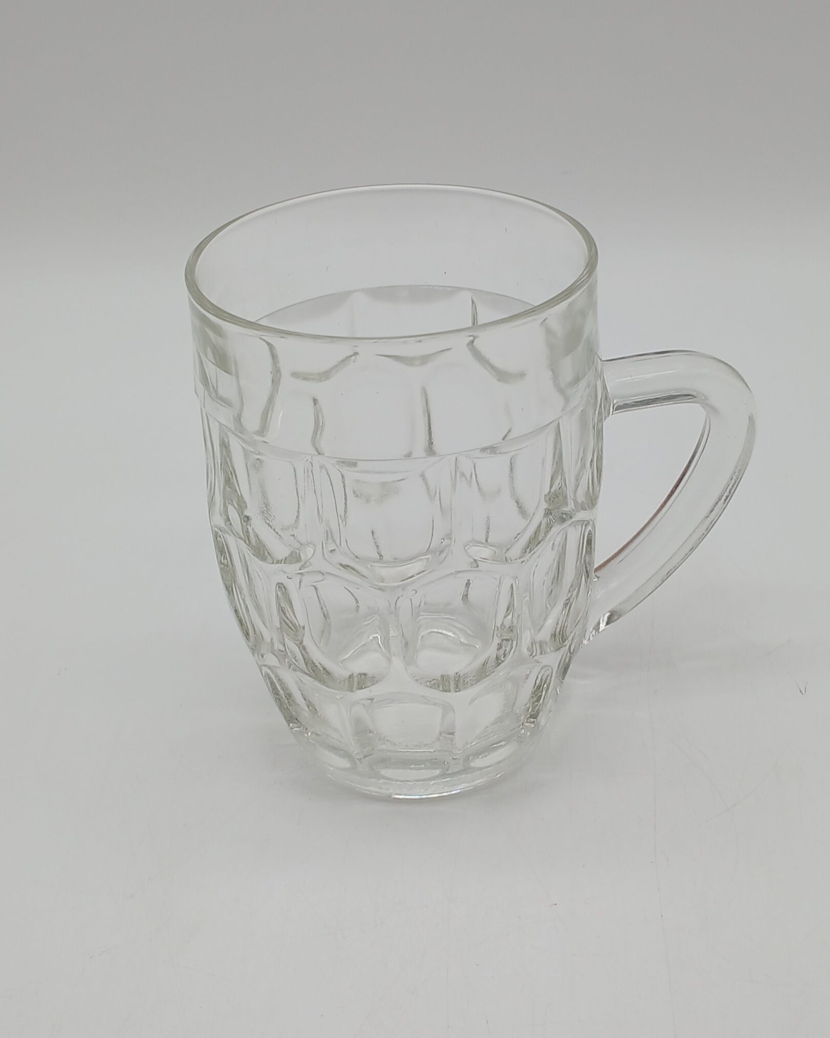 Voir photo 10 de Lot de 6 chopes à bière vintage en verre moulé et 6 dessous de verre pop Lot de 6 chopes à bière vintage en verre moulé et 6 dessous de verre pop Très bon état reconditionné photo 10