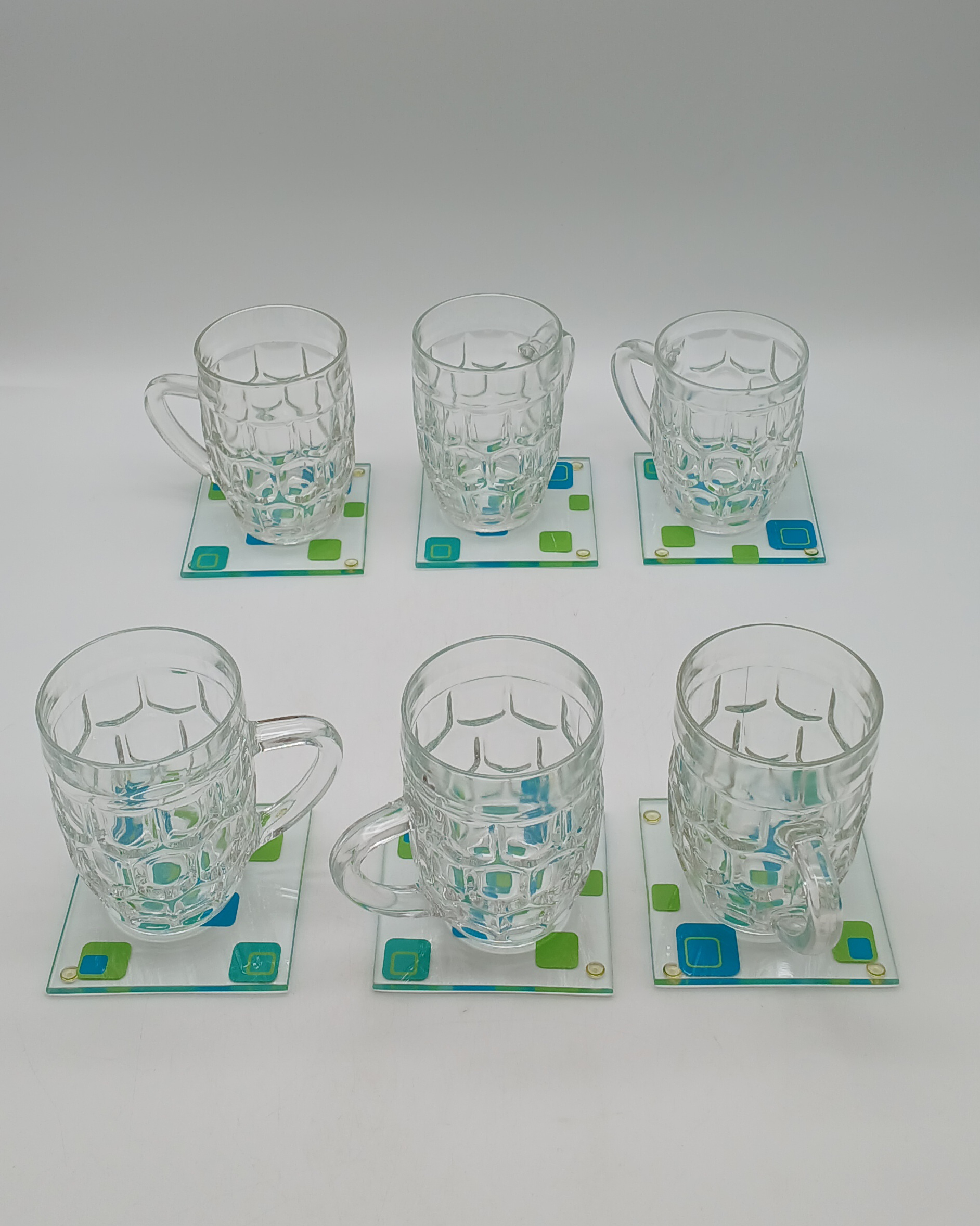 Voir photo 2 de Lot de 6 chopes à bière vintage en verre moulé et 6 dessous de verre pop Lot de 6 chopes à bière vintage en verre moulé et 6 dessous de verre pop Très bon état reconditionné photo 2