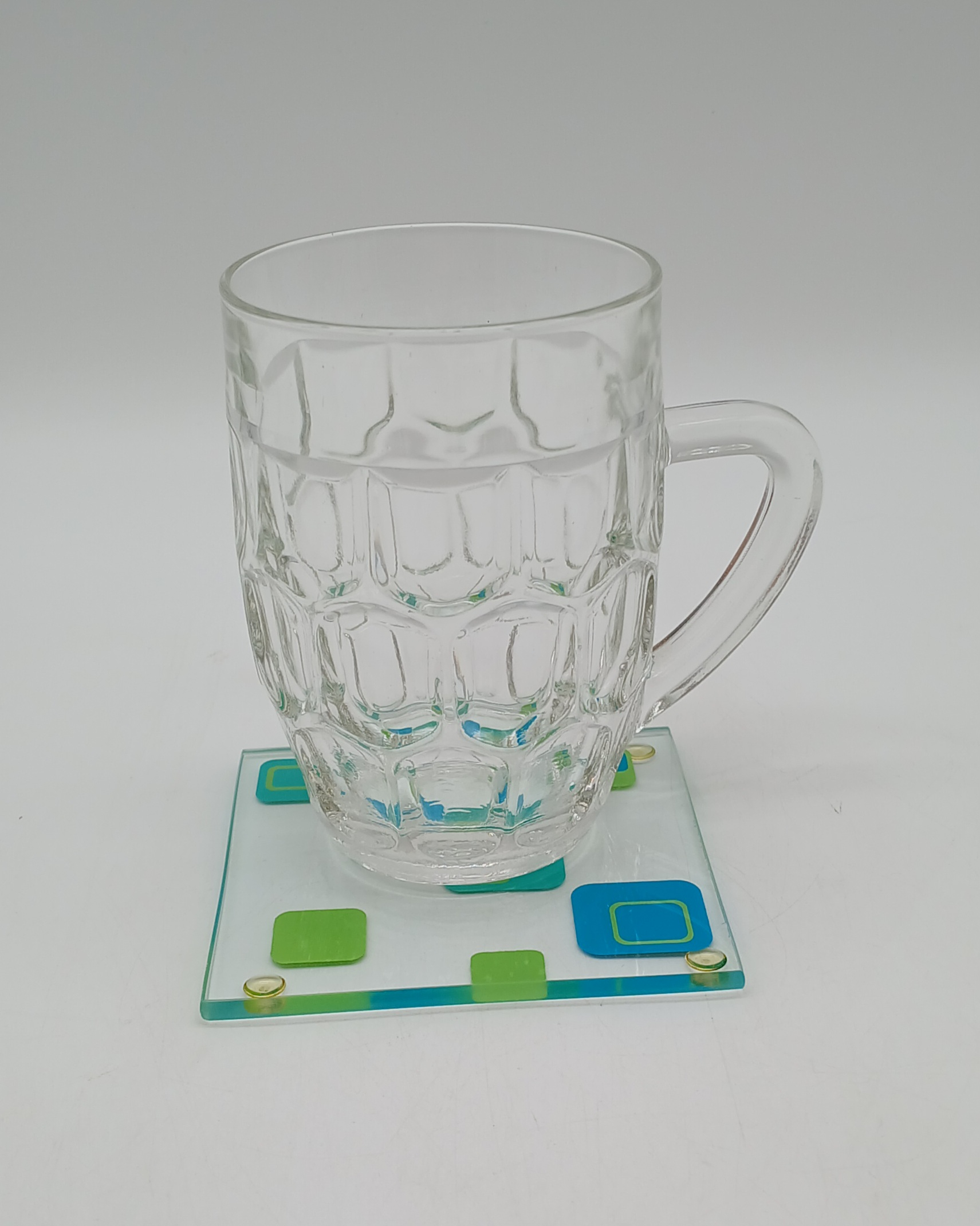 Voir photo 3 de Lot de 6 chopes à bière vintage en verre moulé et 6 dessous de verre pop Lot de 6 chopes à bière vintage en verre moulé et 6 dessous de verre pop Très bon état reconditionné photo 3