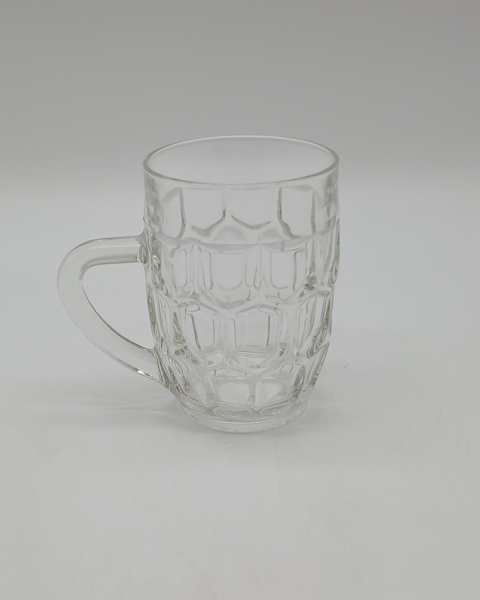 Voir photo 9 de Lot de 6 chopes à bière vintage en verre moulé et 6 dessous de verre pop Lot de 6 chopes à bière vintage en verre moulé et 6 dessous de verre pop Très bon état reconditionné photo 9