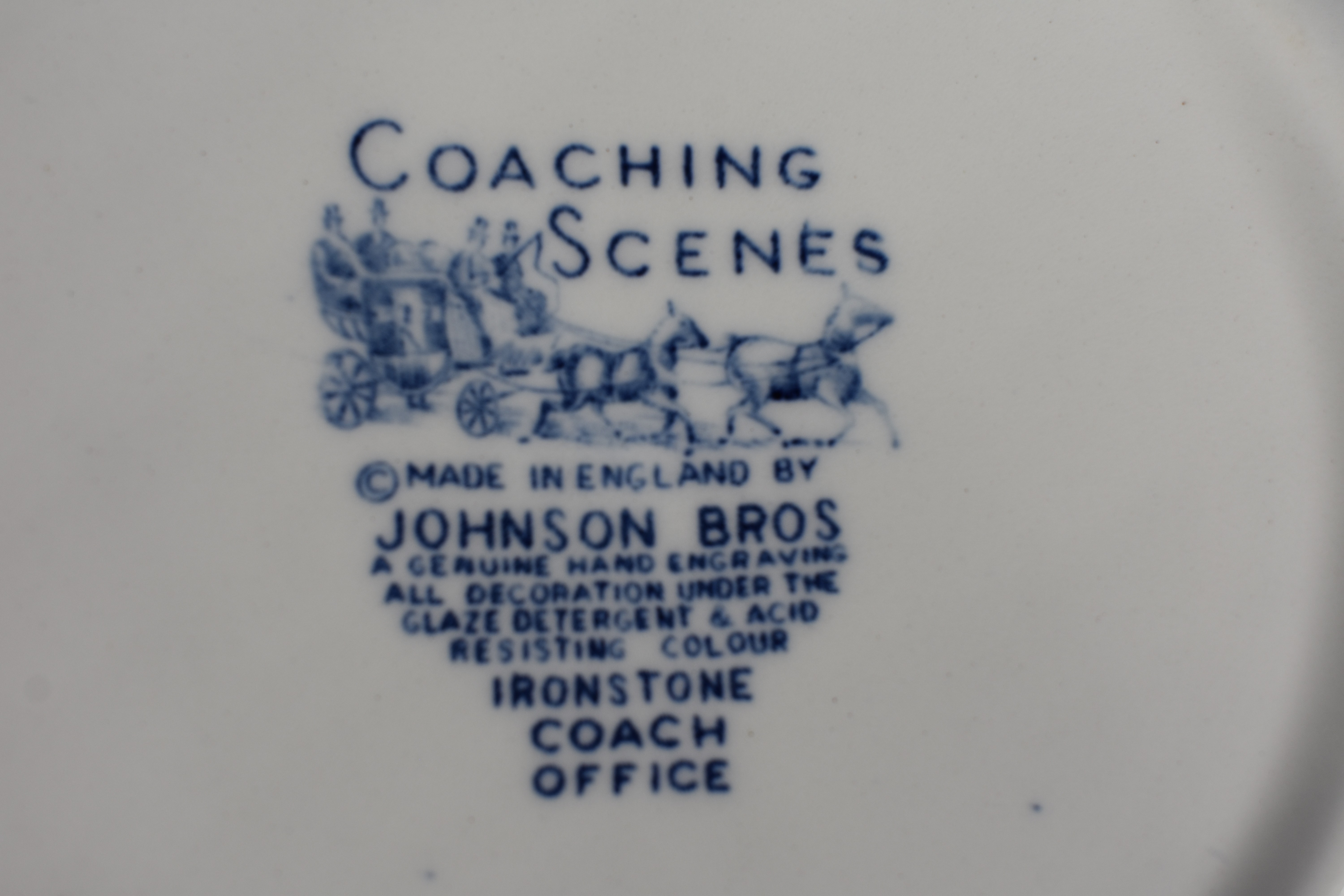 Voir photo 5 de Lot de 6 écuelles : 4 à décors bleus "Coaching Scènes" made in England by JOHNSON BROS, diamètre 18.5, 1, à motif floral rose "Victorian Chintz" diamètre 15.5, l'autre à décor de moulin à eau diamètre 16.5 cm. Lot de 6 écuelles : 4 à décors bleus "Coaching Scènes" made in England by JOHNSON BROS, diamètre 18.5, 1, à motif floral rose "Victorian Chintz" diamètre 15.5, l'autre à décor de moulin à eau diamètre 16.5 cm. Bon état reconditionné photo 5