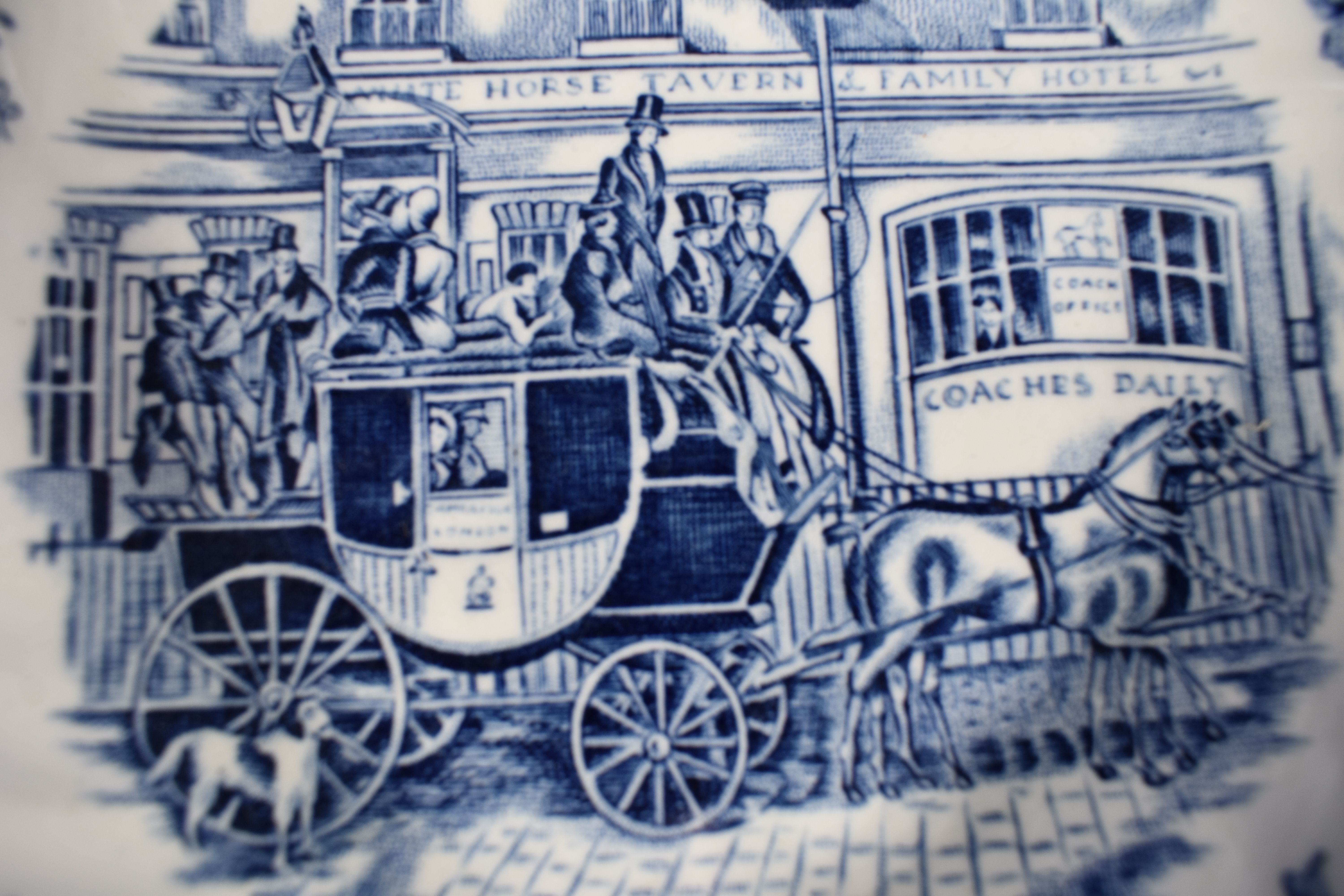 Voir photo 7 de Lot de 6 écuelles : 4 à décors bleus "Coaching Scènes" made in England by JOHNSON BROS, diamètre 18.5, 1, à motif floral rose "Victorian Chintz" diamètre 15.5, l'autre à décor de moulin à eau diamètre 16.5 cm. Lot de 6 écuelles : 4 à décors bleus "Coaching Scènes" made in England by JOHNSON BROS, diamètre 18.5, 1, à motif floral rose "Victorian Chintz" diamètre 15.5, l'autre à décor de moulin à eau diamètre 16.5 cm. Bon état reconditionné photo 7