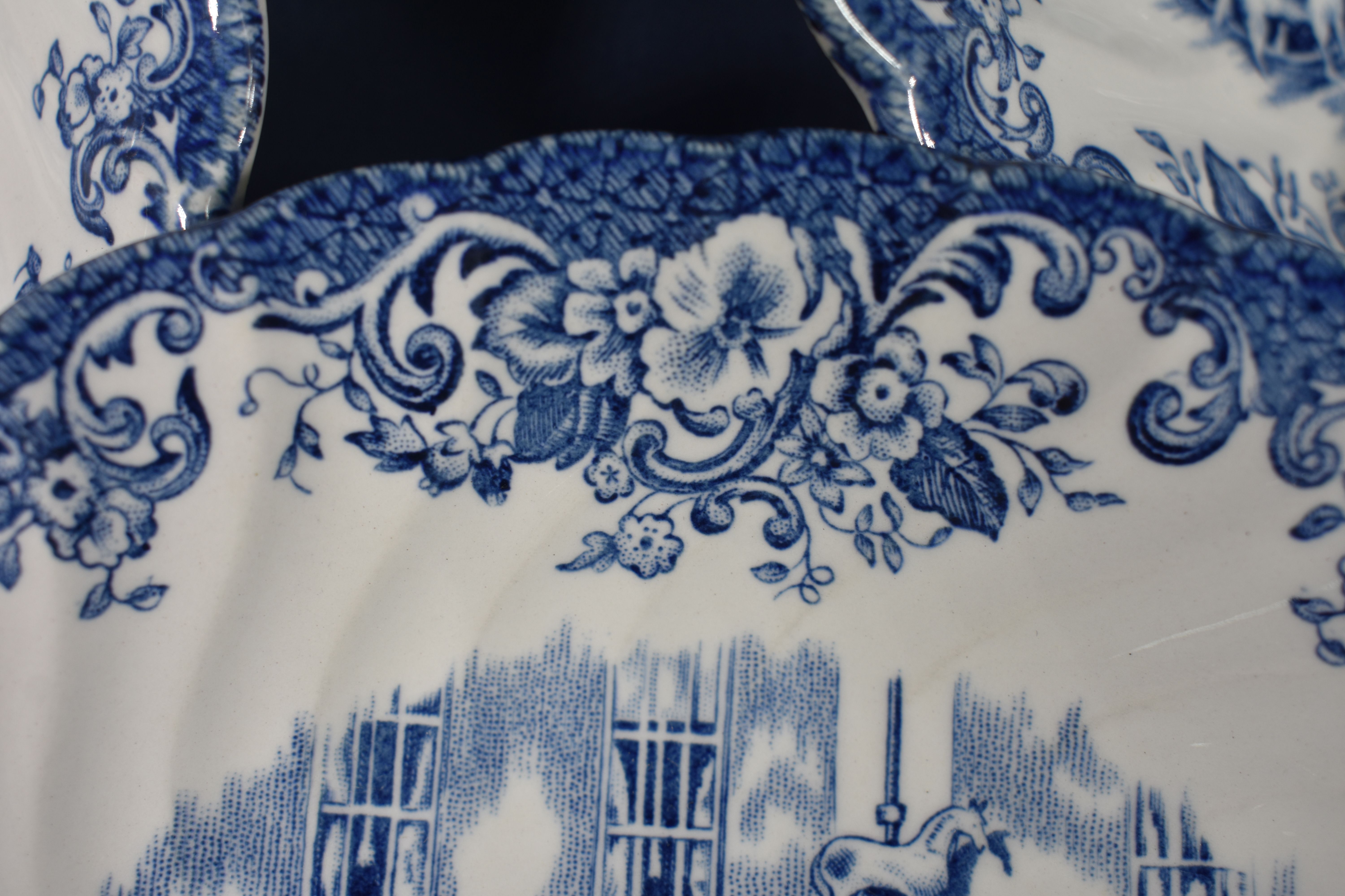 Voir photo 8 de Lot de 6 écuelles : 4 à décors bleus "Coaching Scènes" made in England by JOHNSON BROS, diamètre 18.5, 1, à motif floral rose "Victorian Chintz" diamètre 15.5, l'autre à décor de moulin à eau diamètre 16.5 cm. Lot de 6 écuelles : 4 à décors bleus "Coaching Scènes" made in England by JOHNSON BROS, diamètre 18.5, 1, à motif floral rose "Victorian Chintz" diamètre 15.5, l'autre à décor de moulin à eau diamètre 16.5 cm. Bon état reconditionné photo 8