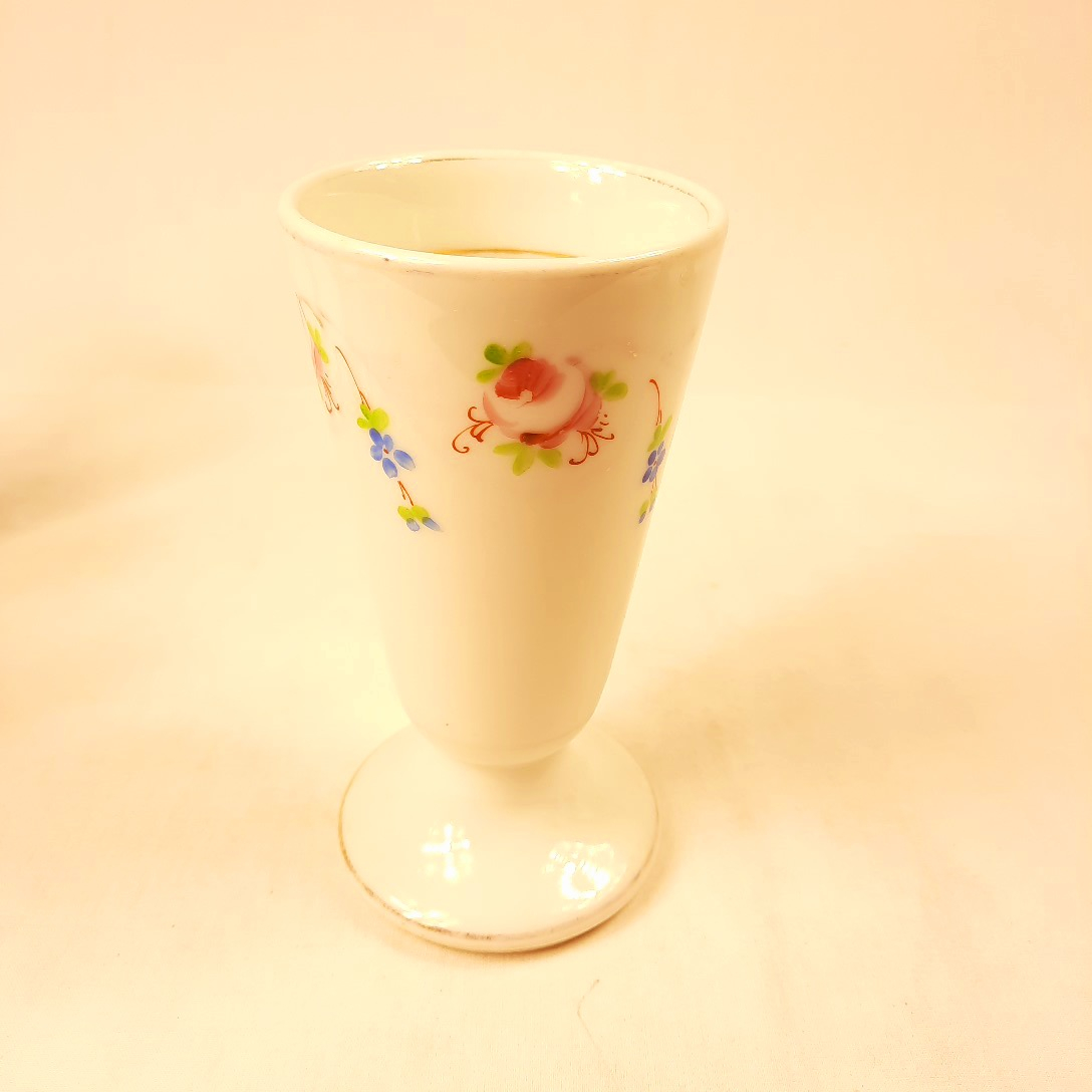 Voir photo 4 de Lot de 6 mazagrans en porcelaine blanche à décor fleuri et coloré . Lot de 6 mazagrans en porcelaine blanche à décor fleuri et coloré . Très bon état reconditionné photo 4