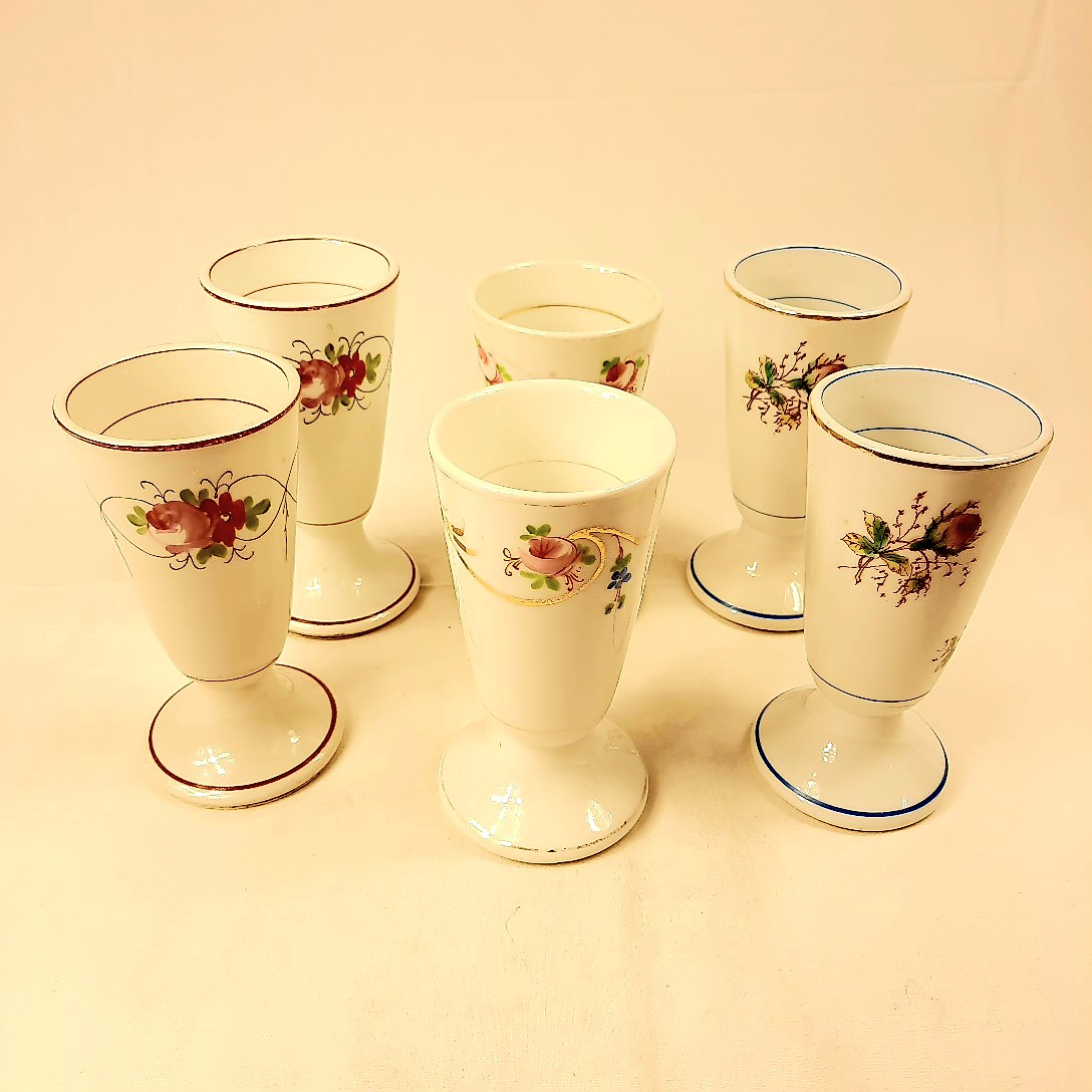 Lot de 6 mazagrans en porcelaine blanche à décor fleuri et coloré . Très bon état - 20,00 € Lot de 6 mazagrans en porcelaine blanche à décor fleuri et coloré . Très bon état reconditionné disponible sur Label Emmaüs