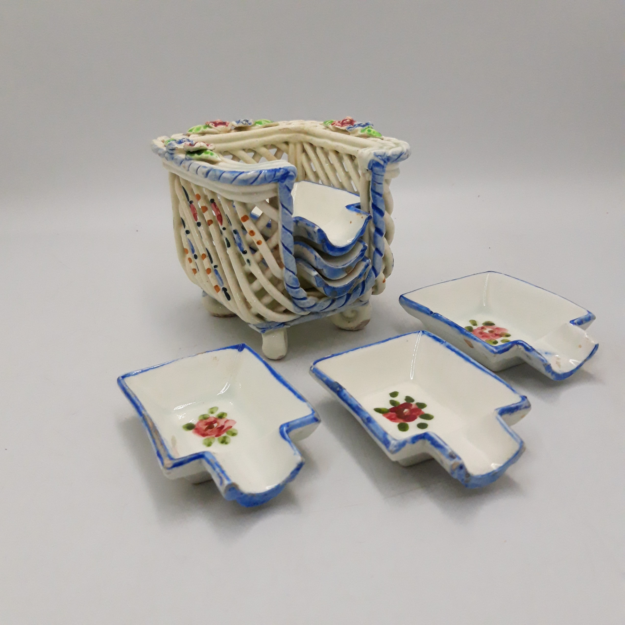 Voir photo 3 de Lot de 6 petites coupelles à apéritif et panier ajouré en céramique peint à la main. Lot de 6 petites coupelles à apéritif et panier ajouré en céramique peint à la main. Bon état reconditionné photo 3