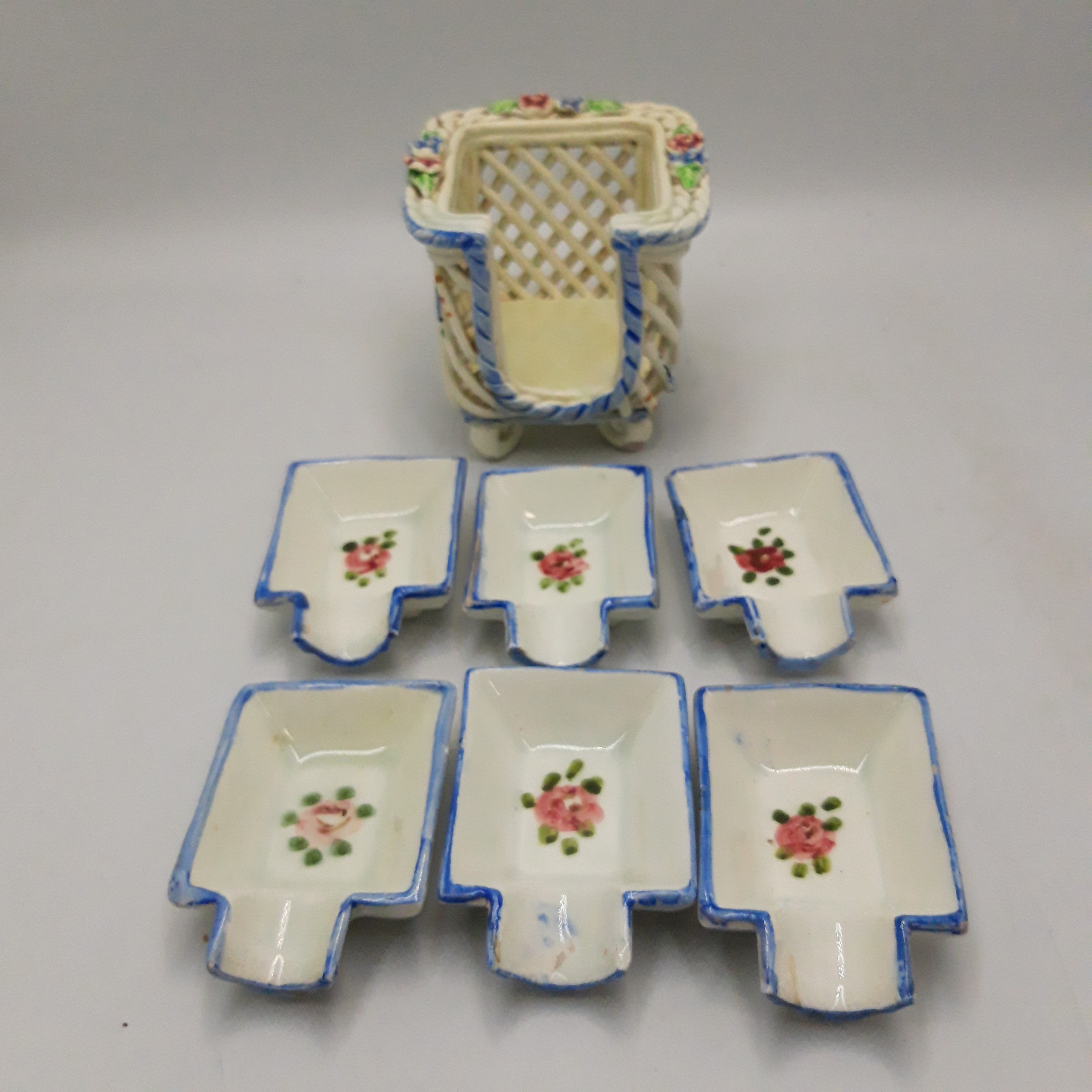 Voir photo 4 de Lot de 6 petites coupelles à apéritif et panier ajouré en céramique peint à la main. Lot de 6 petites coupelles à apéritif et panier ajouré en céramique peint à la main. Bon état reconditionné photo 4