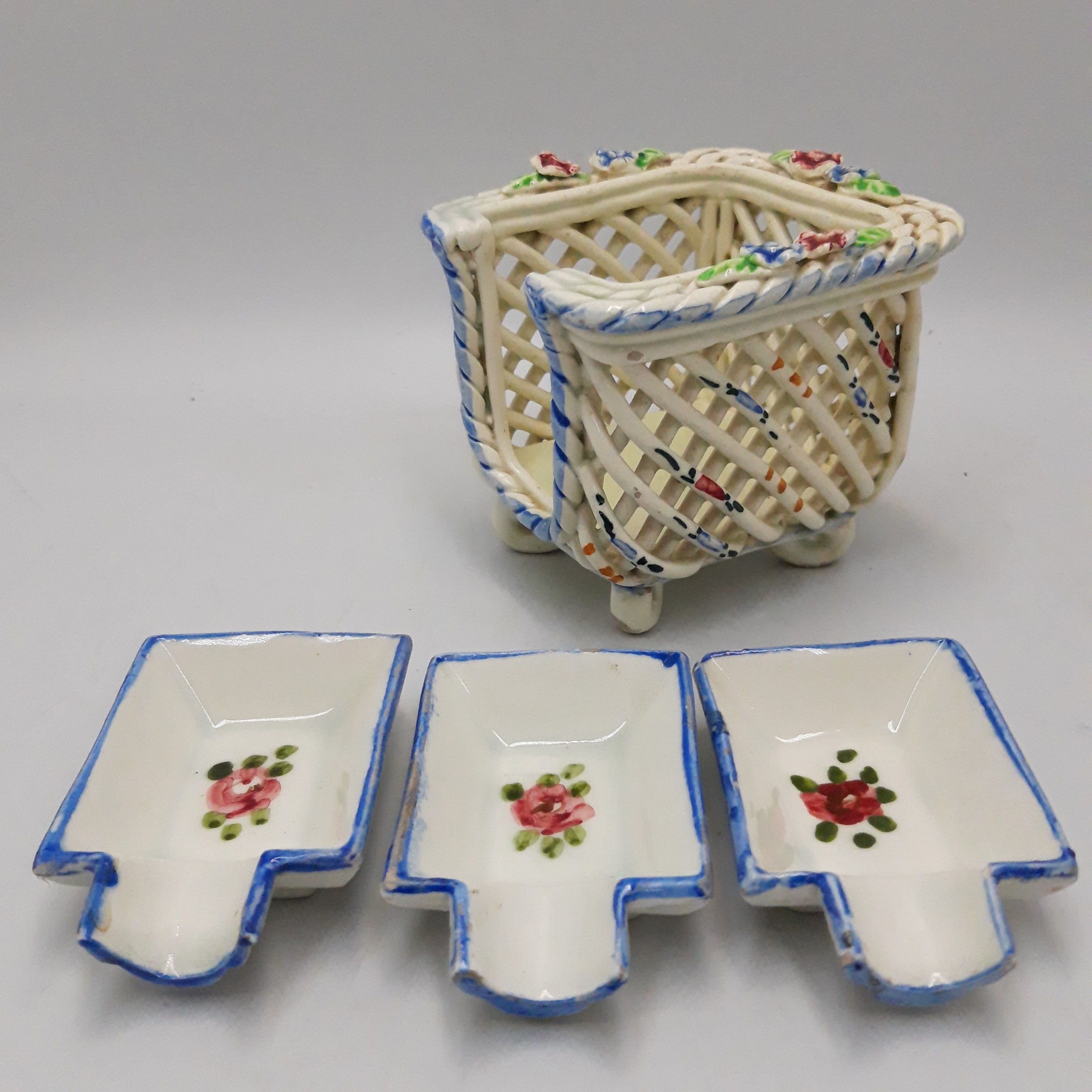 Voir photo 5 de Lot de 6 petites coupelles à apéritif et panier ajouré en céramique peint à la main. Lot de 6 petites coupelles à apéritif et panier ajouré en céramique peint à la main. Bon état reconditionné photo 5