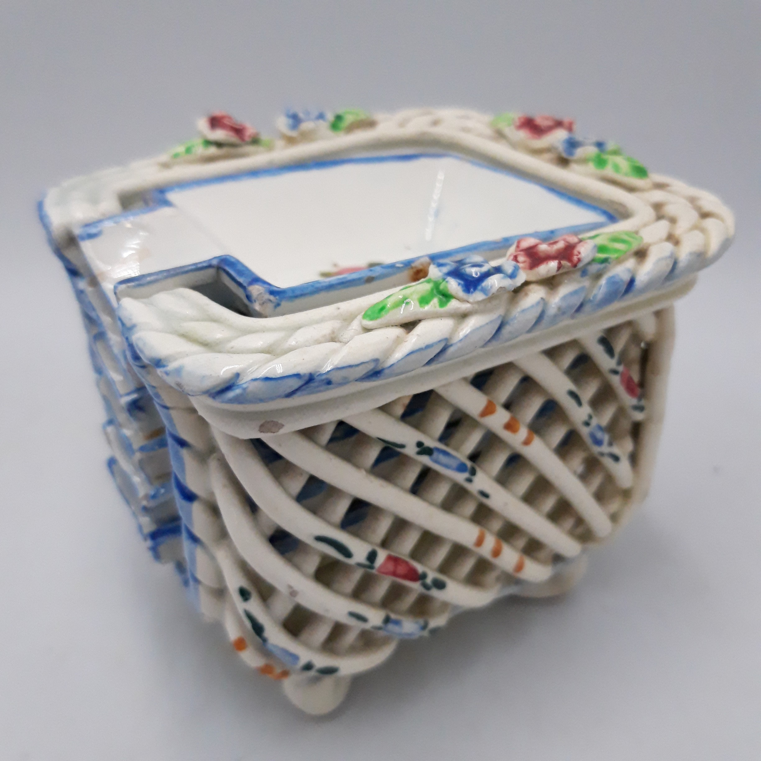 Voir photo 6 de Lot de 6 petites coupelles à apéritif et panier ajouré en céramique peint à la main. Lot de 6 petites coupelles à apéritif et panier ajouré en céramique peint à la main. Bon état reconditionné photo 6