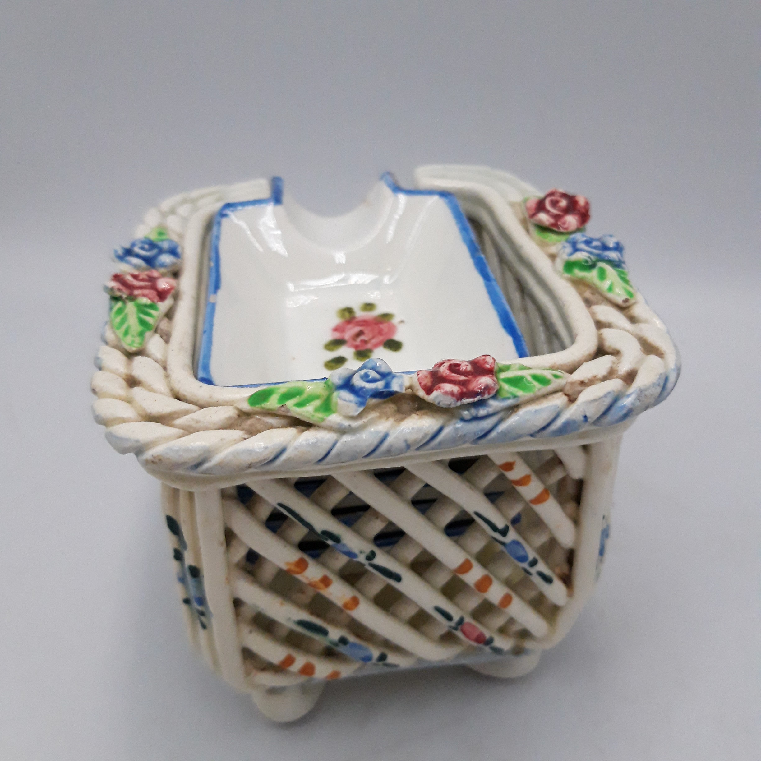 Voir photo 7 de Lot de 6 petites coupelles à apéritif et panier ajouré en céramique peint à la main. Lot de 6 petites coupelles à apéritif et panier ajouré en céramique peint à la main. Bon état reconditionné photo 7