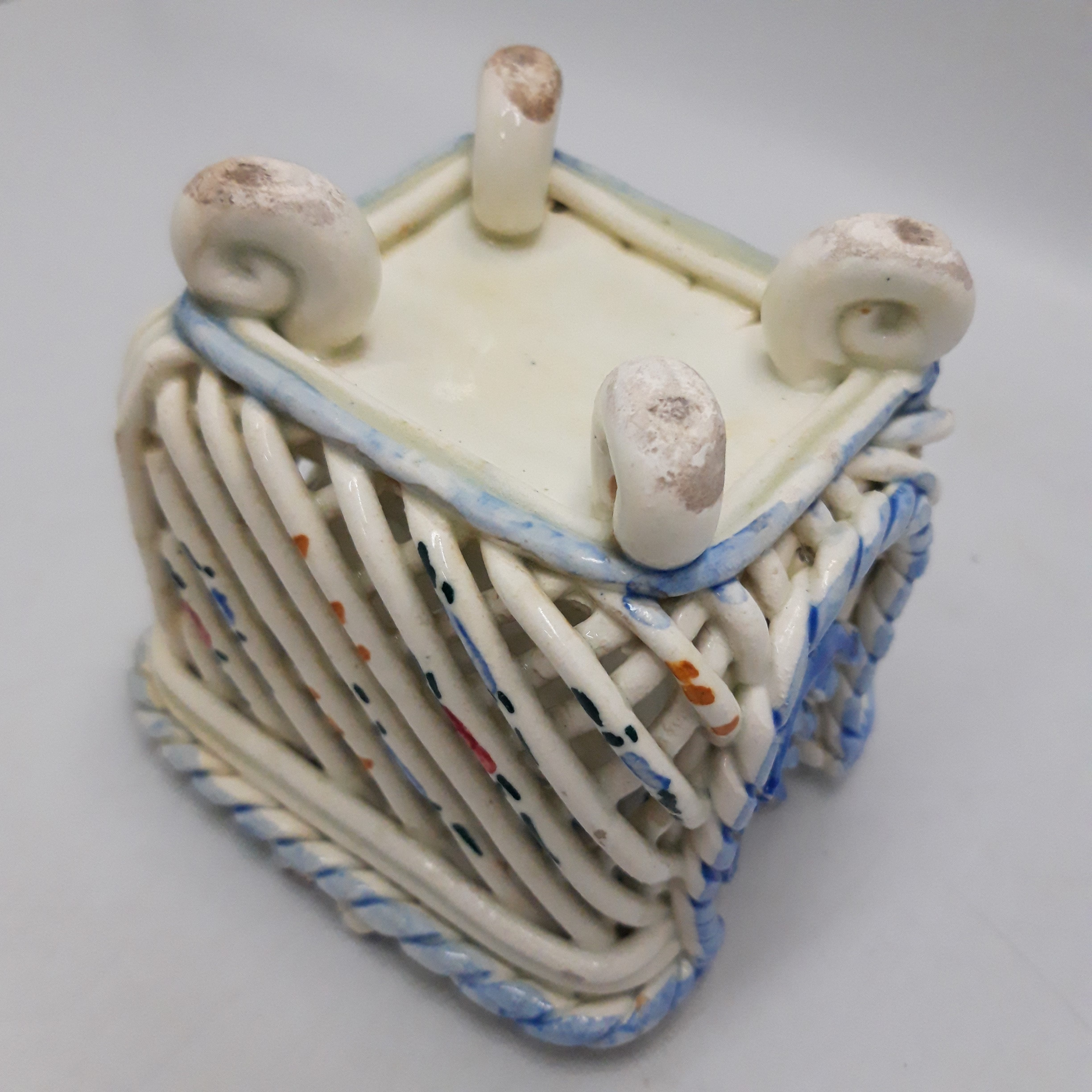 Voir photo 8 de Lot de 6 petites coupelles à apéritif et panier ajouré en céramique peint à la main. Lot de 6 petites coupelles à apéritif et panier ajouré en céramique peint à la main. Bon état reconditionné photo 8