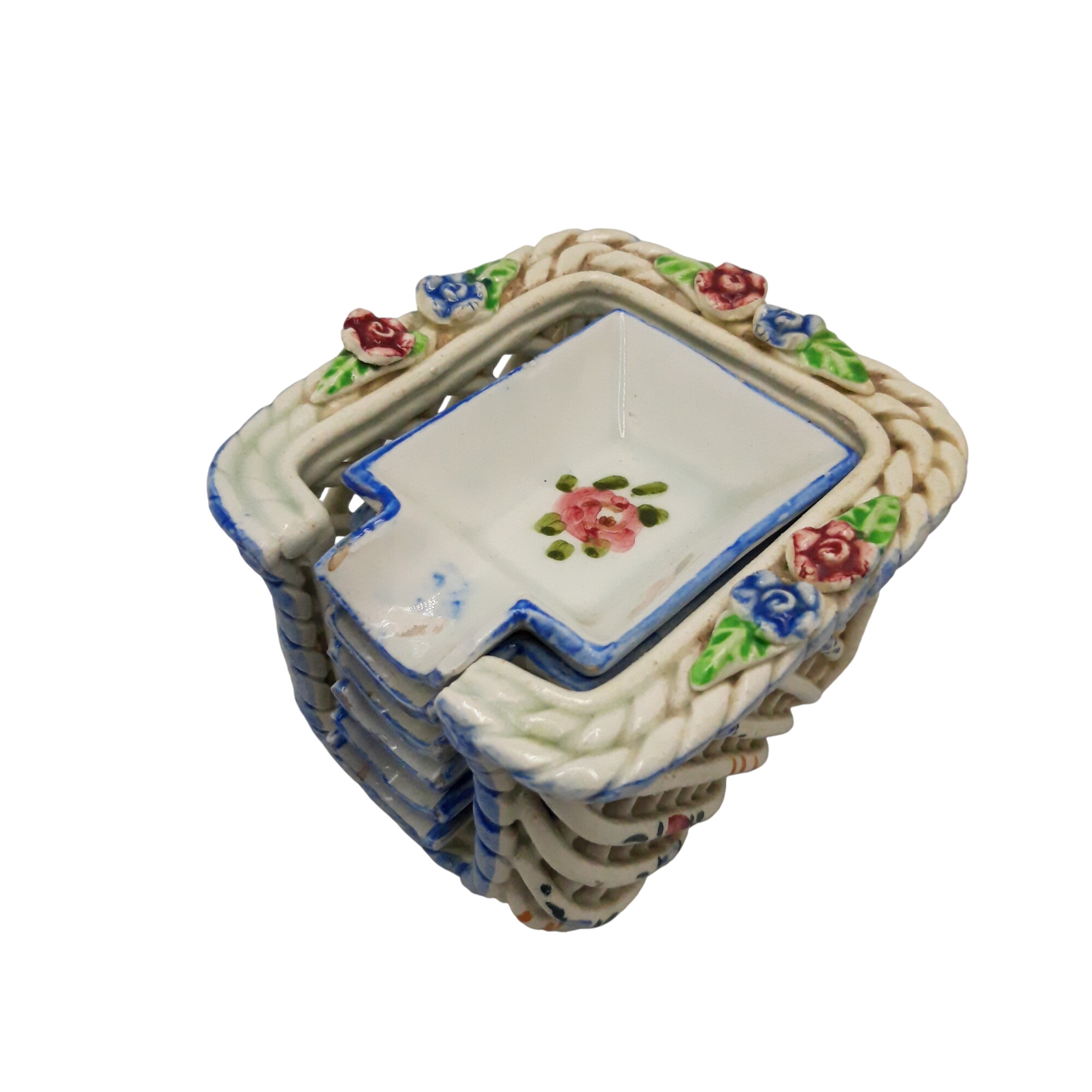 Lot de 6 petites coupelles à apéritif et panier ajouré en céramique peint à la main. Bon état - 18,00 € Lot de 6 petites coupelles à apéritif et panier ajouré en céramique peint à la main. Bon état reconditionné disponible sur Label Emmaüs