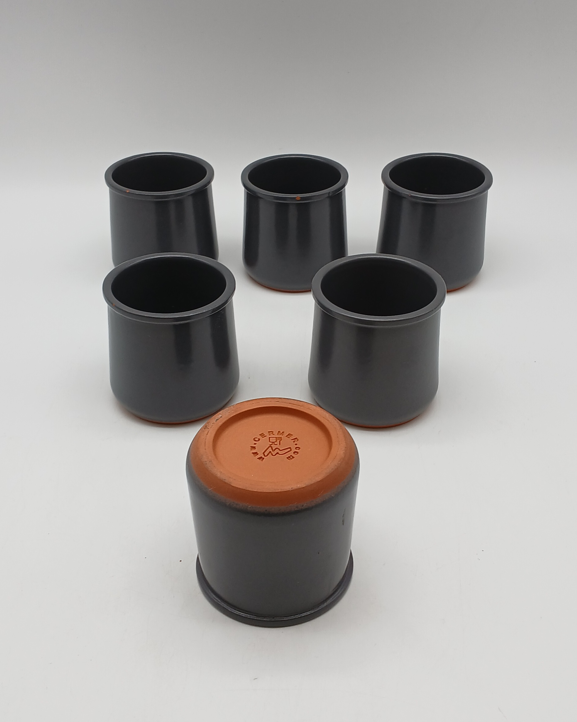 Voir photo 4 de Lot de 6 pots à yaourt / ramequins en grès anthracite - Cermer Lot de 6 pots à yaourt / ramequins en grès anthracite - Cermer reconditionné photo 4