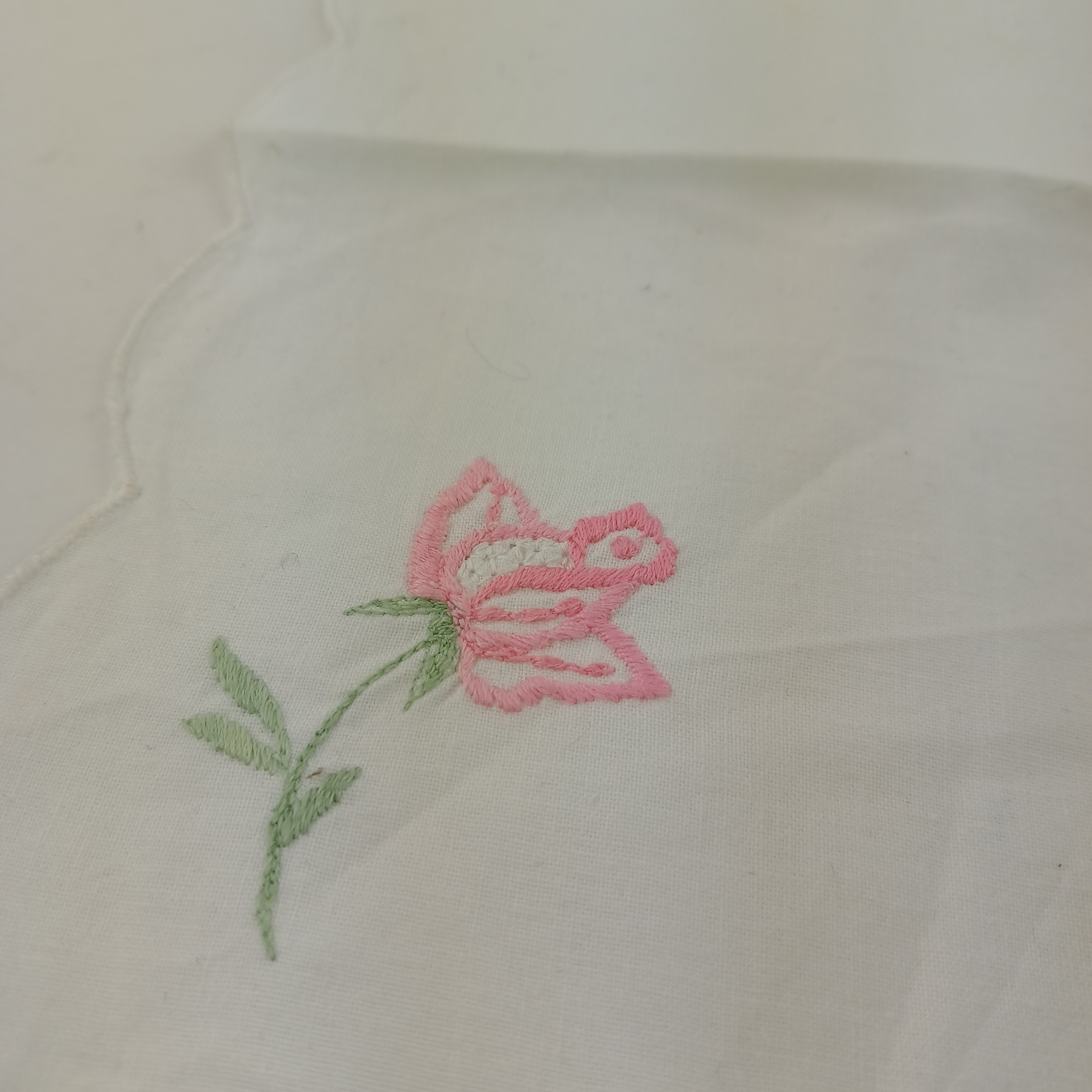 Voir photo 2 de Lot de 6 serviettes de coton, brodées de fleurs roses de 38x38 Lot de 6 serviettes de coton, brodées de fleurs roses de 38x38 Très bon état reconditionné photo 2