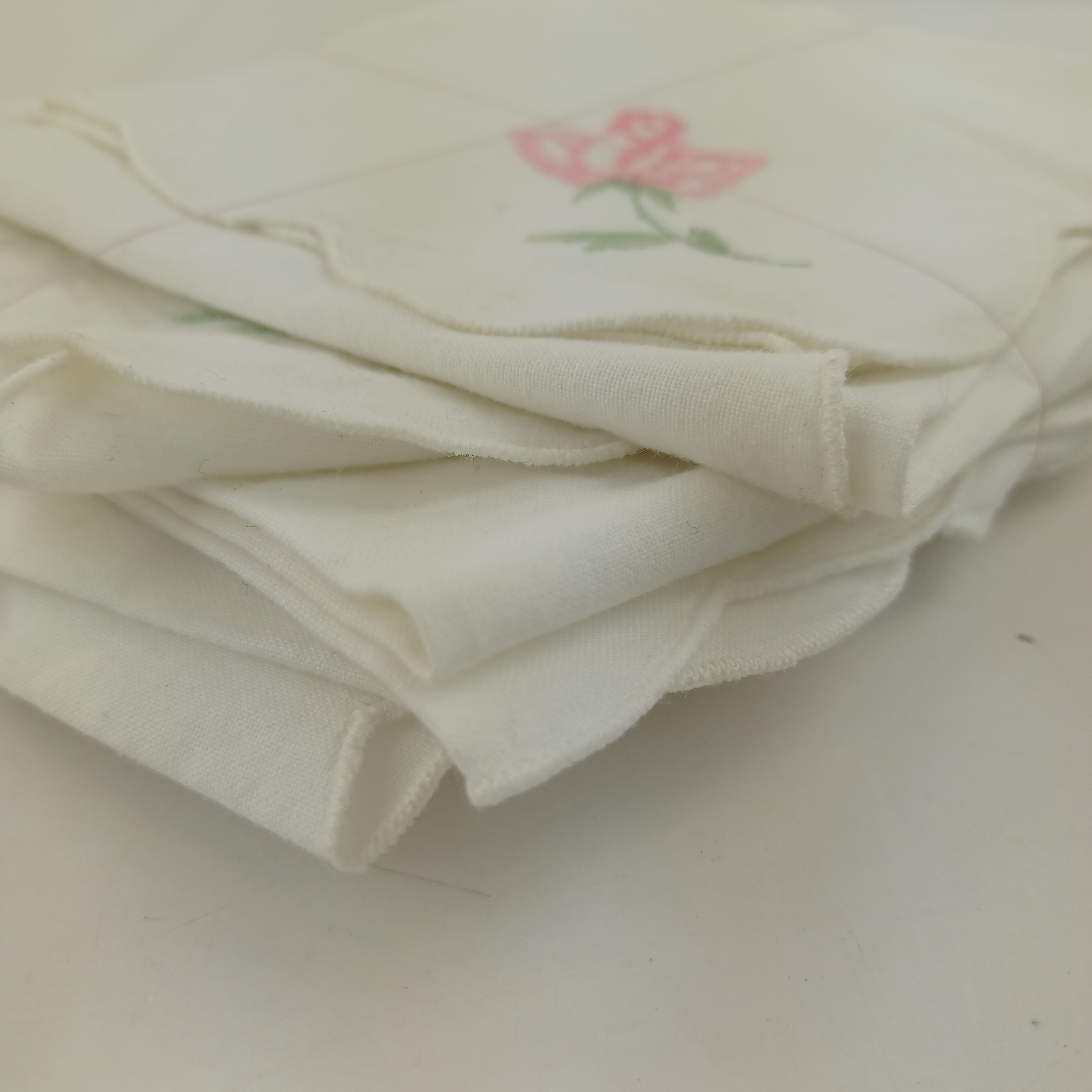 Voir photo 6 de Lot de 6 serviettes de coton, brodées de fleurs roses de 38x38 Lot de 6 serviettes de coton, brodées de fleurs roses de 38x38 Très bon état reconditionné photo 6