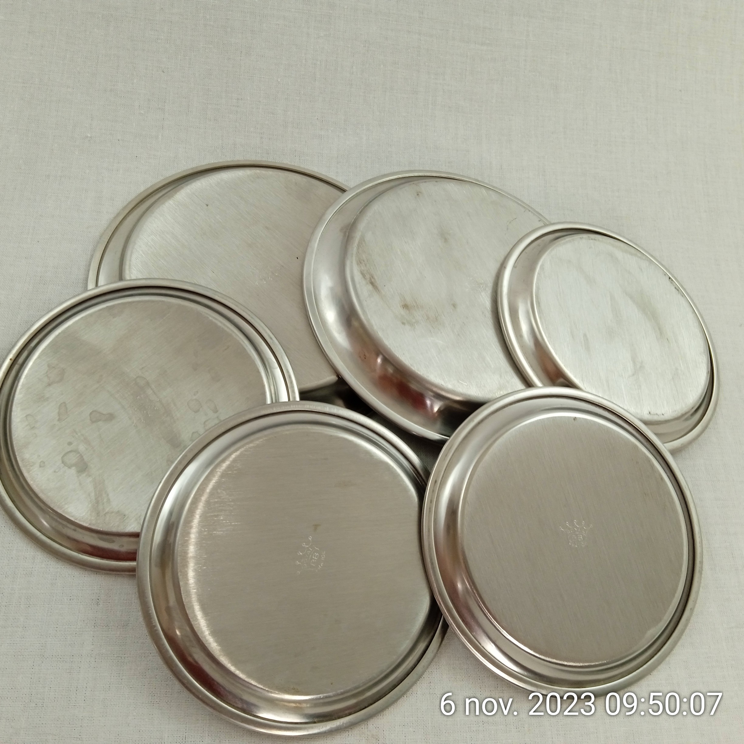 Voir photo 2 de Lot de 6 sous verres/tasses inox argent Royal B B France Bouillet Bourdelle Lot de 6 sous verres/tasses inox argent Royal B B France Bouillet Bourdelle Bon état reconditionné photo 2