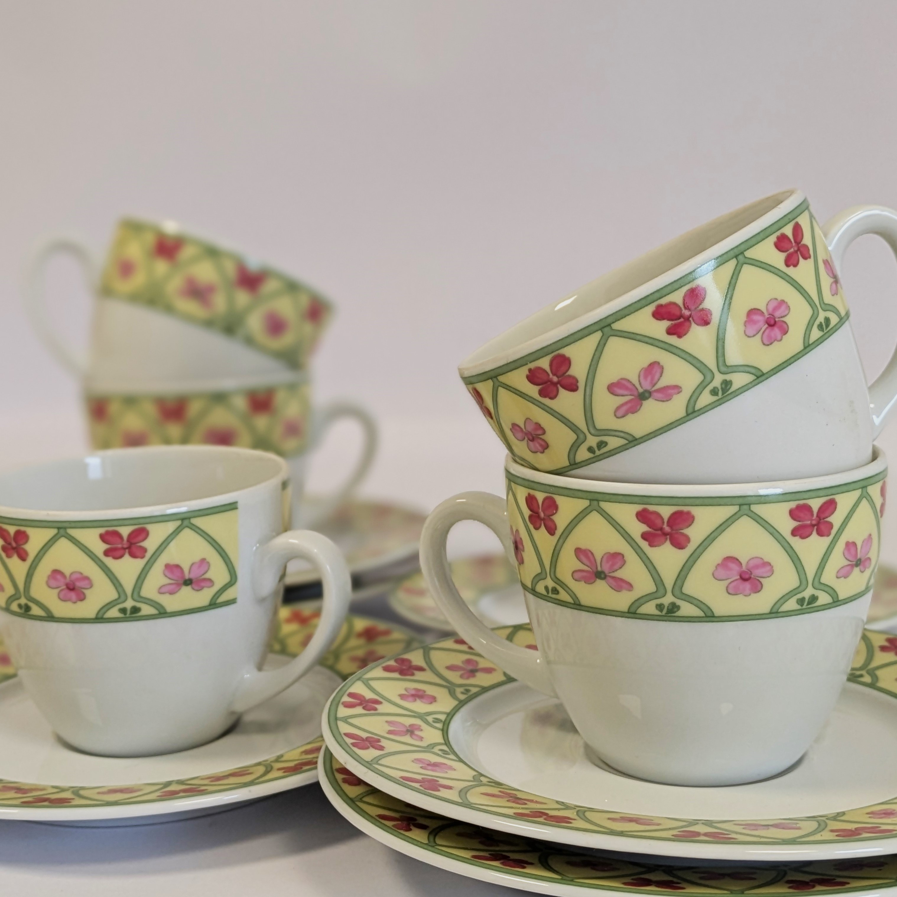 Voir photo 6 de Lot de 6 tasses à café vintage avec soucoupes - Porcelaine fine Séville. Lot de 6 tasses à café vintage avec soucoupes - Porcelaine fine Séville. Parfait état reconditionné photo 6