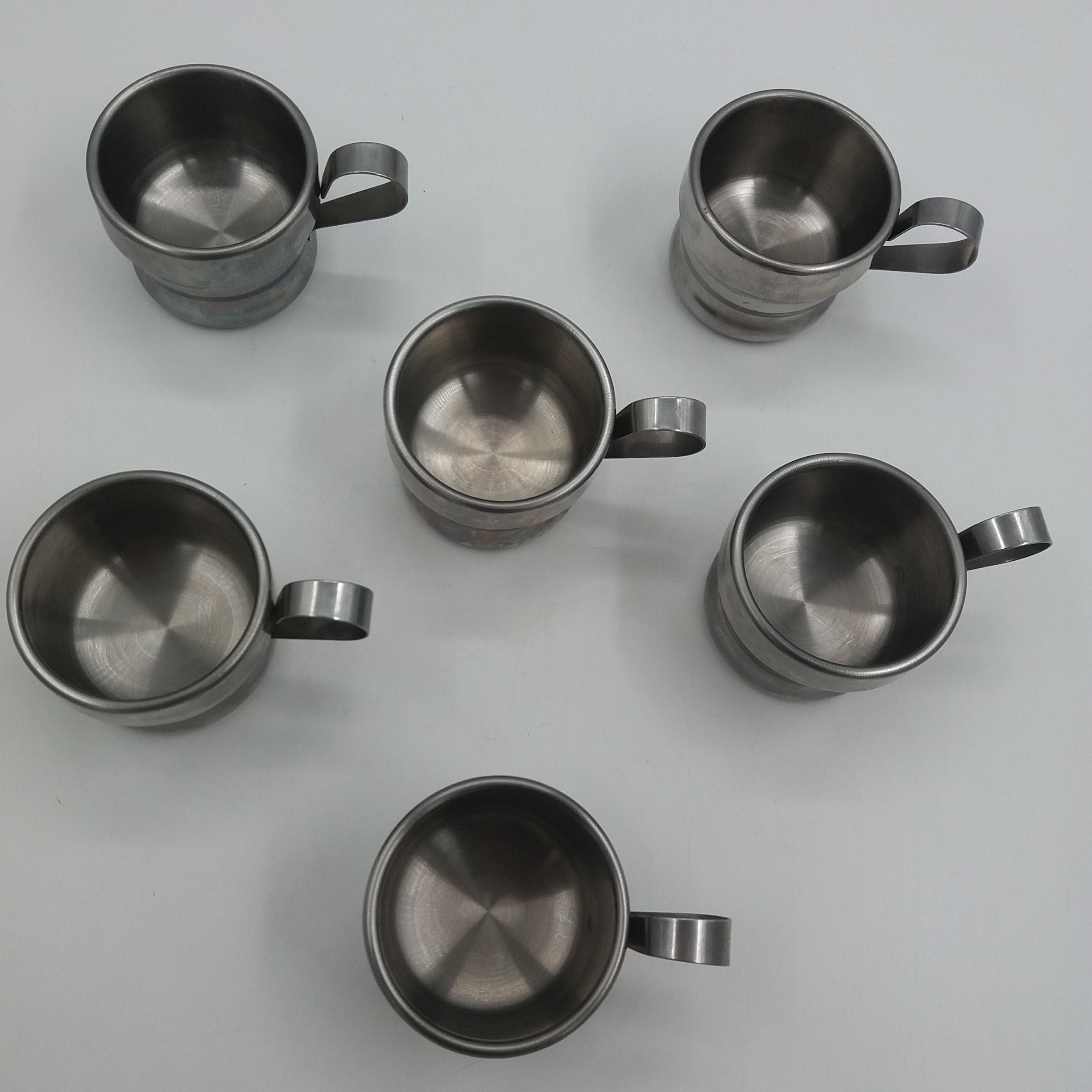 Voir photo 2 de Lot de 6 tasses à expresso vintage en inox. Marque Rivadossi. Fabriqué en Italie. Lot de 6 tasses à expresso vintage en inox. Marque Rivadossi. Fabriqué en Italie. Très bon état reconditionné photo 2