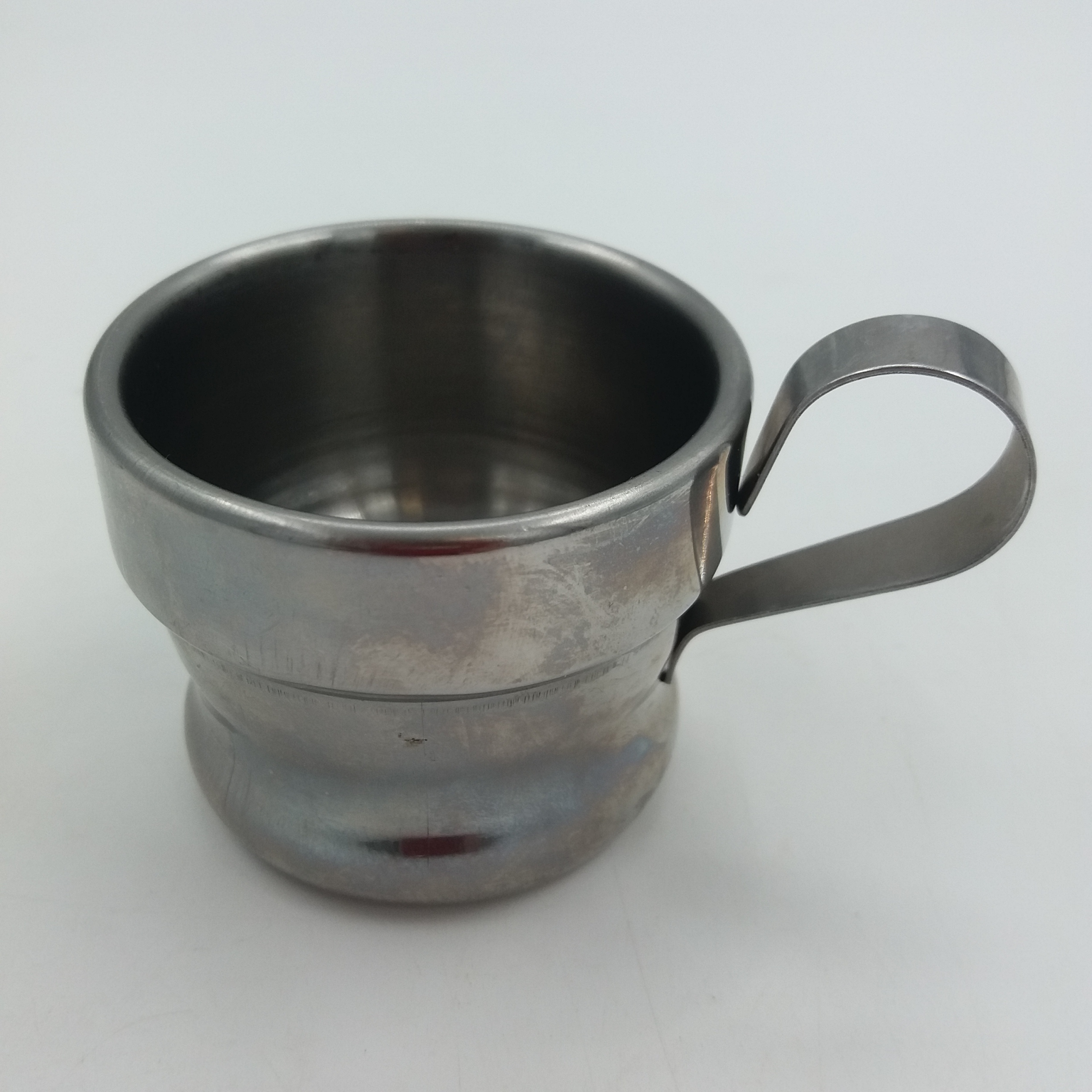 Voir photo 3 de Lot de 6 tasses à expresso vintage en inox. Marque Rivadossi. Fabriqué en Italie. Lot de 6 tasses à expresso vintage en inox. Marque Rivadossi. Fabriqué en Italie. Très bon état reconditionné photo 3