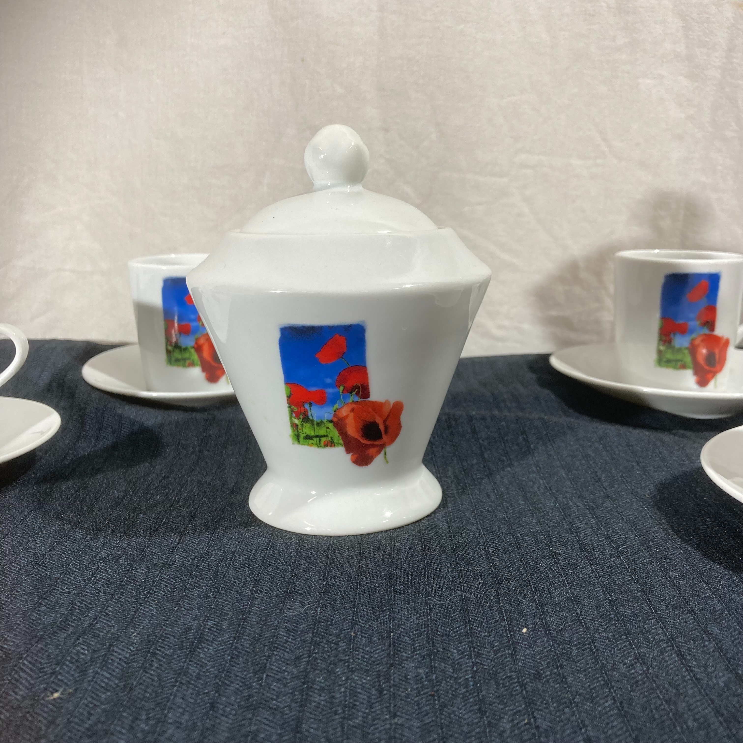 Voir photo 5 de Lot de 6 tasses à expresso vintage en porcelaine blanche Lot de 6 tasses à expresso vintage en porcelaine blanche reconditionné photo 5