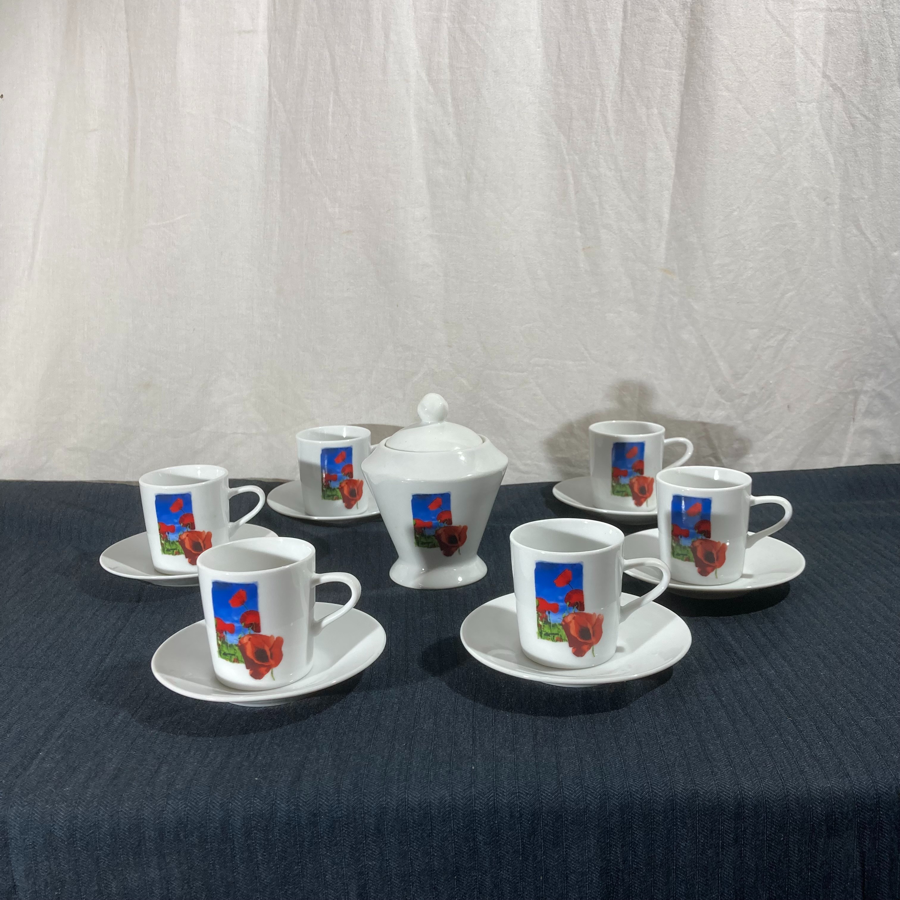 Lot de 6 tasses à expresso vintage en porcelaine blanche - 15,00 € Lot de 6 tasses à expresso vintage en porcelaine blanche reconditionné disponible sur Label Emmaüs
