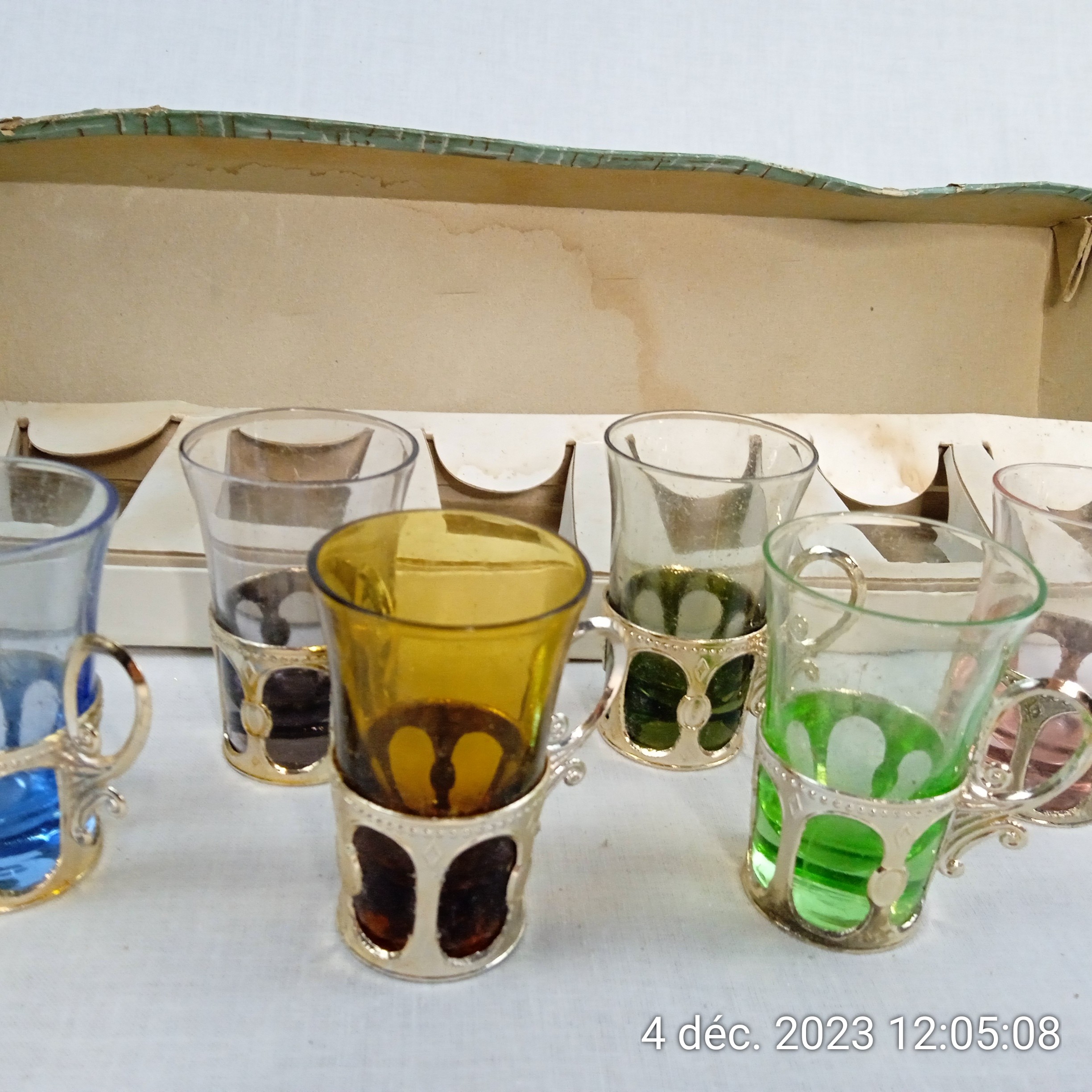 Voir photo 4 de Lot de 6 verre à shot multicolore dans sa boite Année 60 vintage Lot de 6 verre à shot multicolore dans sa boite Année 60 vintage reconditionné photo 4