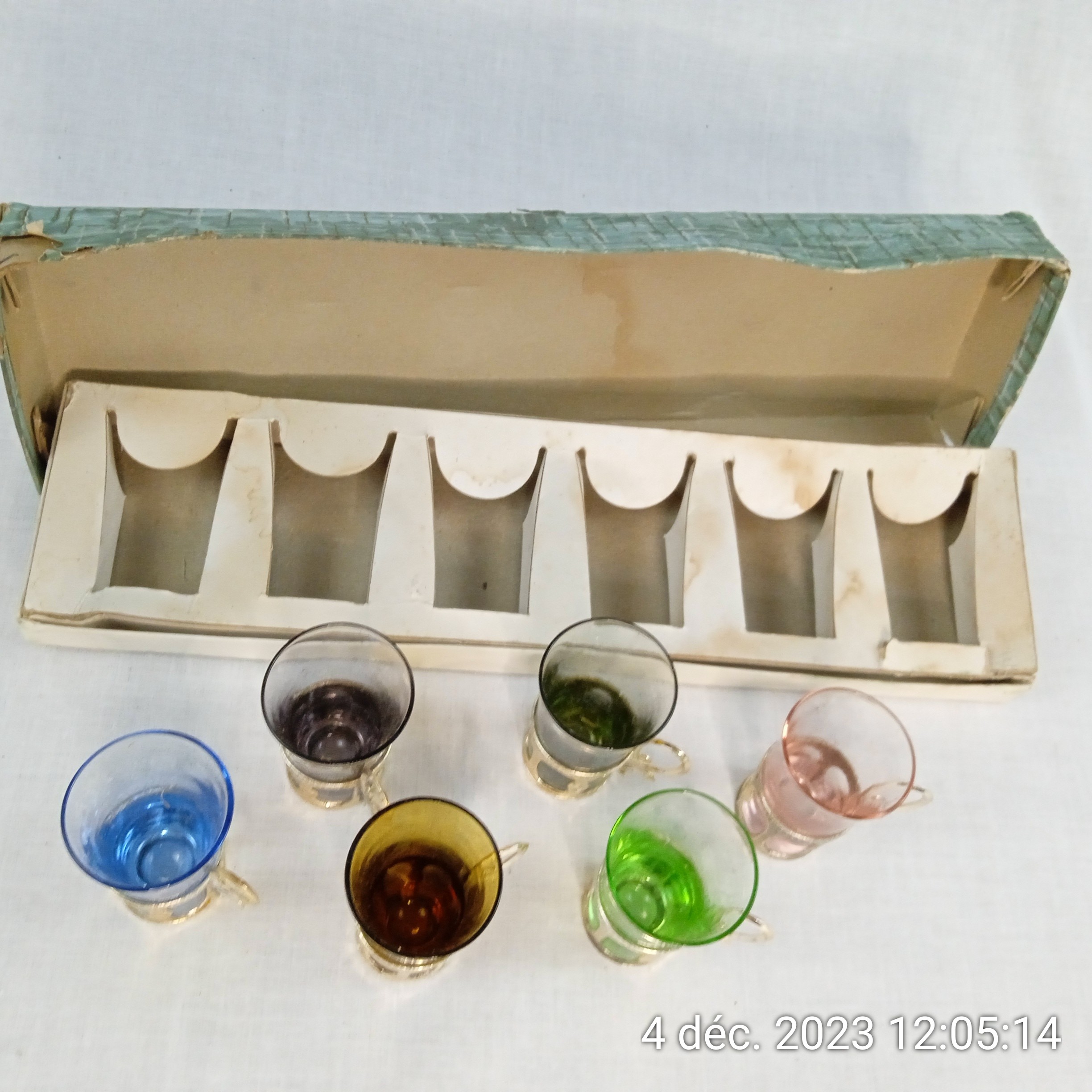 Voir photo 5 de Lot de 6 verre à shot multicolore dans sa boite Année 60 vintage Lot de 6 verre à shot multicolore dans sa boite Année 60 vintage reconditionné photo 5