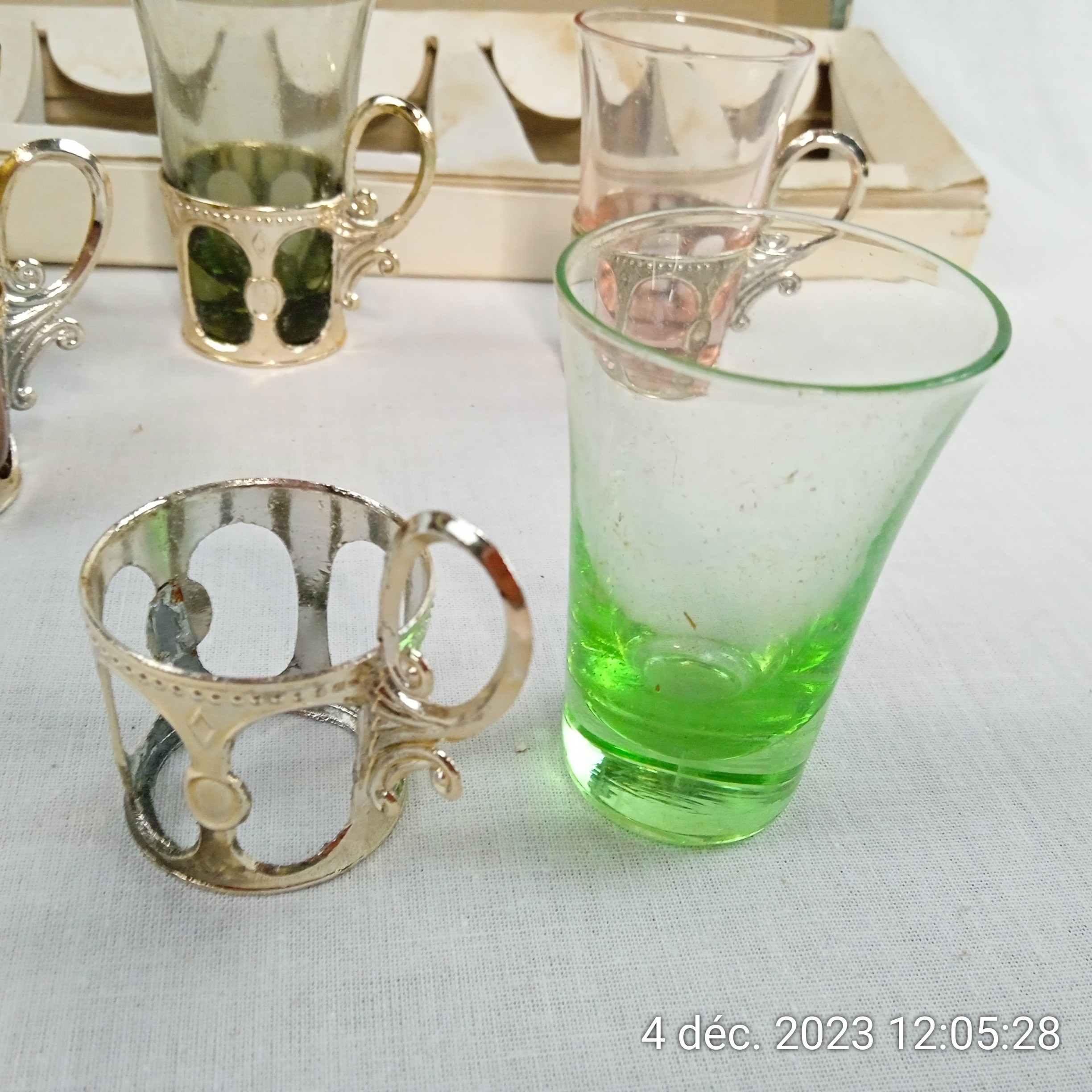 Voir photo 6 de Lot de 6 verre à shot multicolore dans sa boite Année 60 vintage Lot de 6 verre à shot multicolore dans sa boite Année 60 vintage reconditionné photo 6