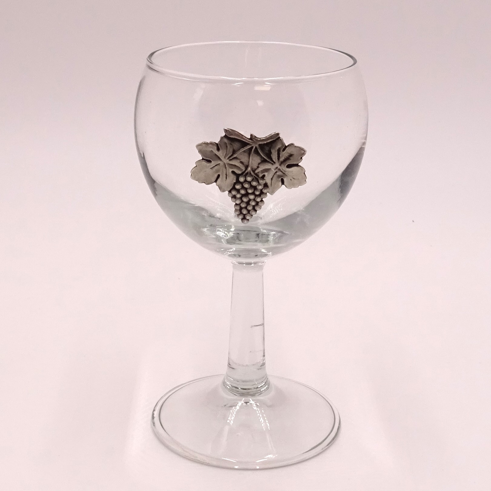 Voir photo 2 de Lot de 6 verres à vin avec motif en étain Lot de 6 verres à vin avec motif en étain Bon état reconditionné photo 2